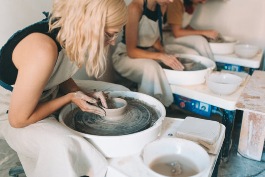 Warsztaty ceramiczne Zakwas Studio - uczestnicy uczący się toczenia na kole garncarskim