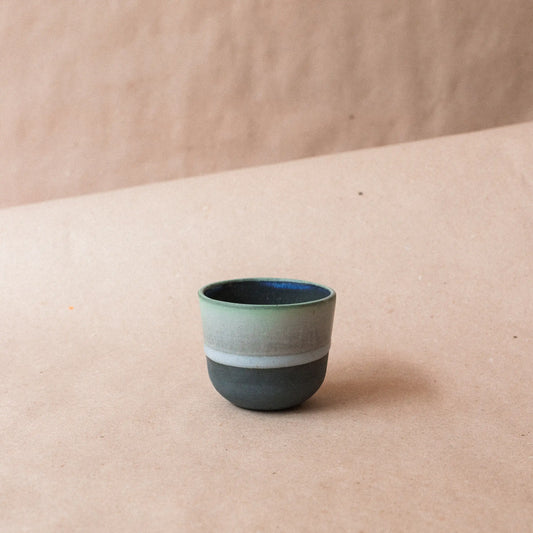 Czarka ceramiczna FIGA 100ml w kolorze grafitowym na jasnym tle