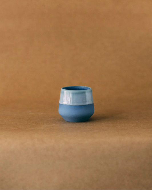 Czarka ceramiczna FIGA 250ml w kolorze niebieskim na jasno brązowym tle