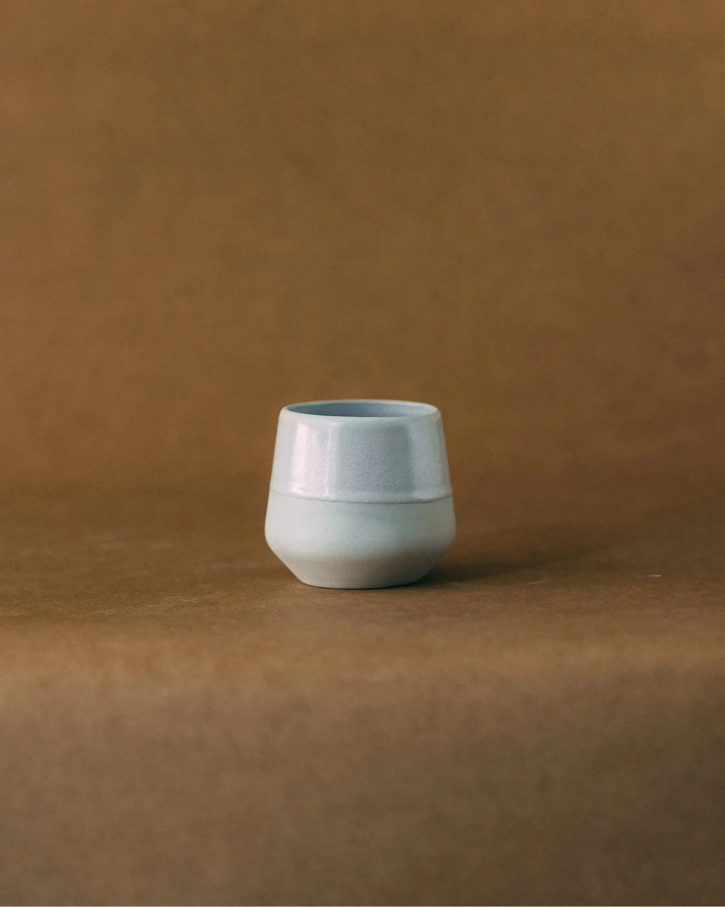 Czarka ceramiczna FIGA 250ml w kolorze szałwiowym na jasno brązowym tle