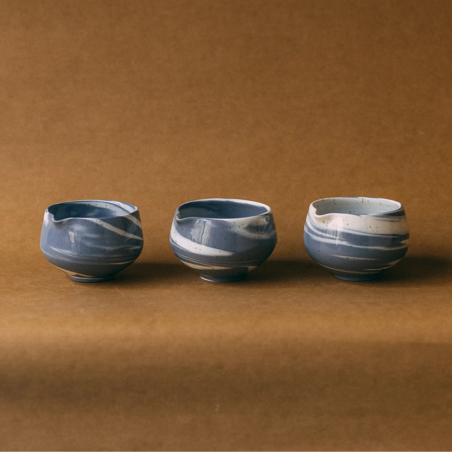 Trzy miseczki z dziubkiem, szaro-fioletowe z białymi smugami