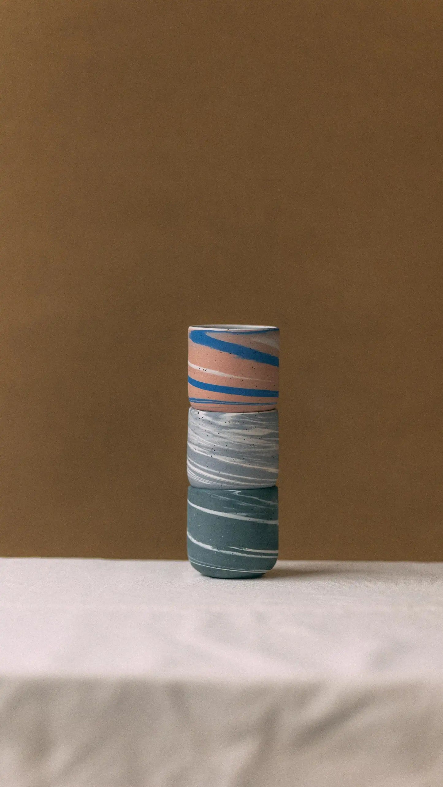 Czarki ceramiczne PopUp w marmurkowych wariantach kolorystycznych - ustawione jedna na drugiej