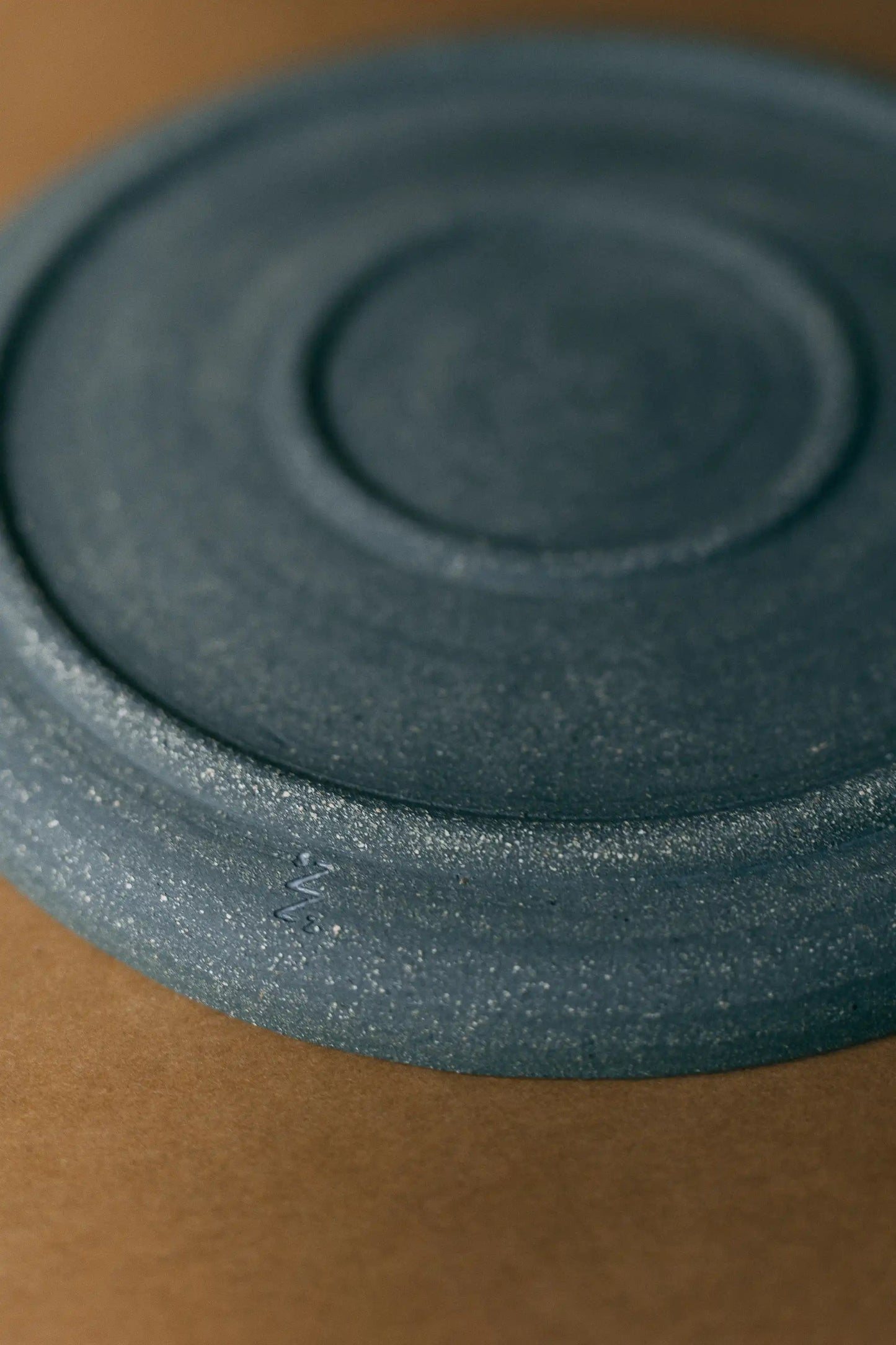 Talerz obiadowy ceramiczny w kolorze grafitowym - tylna część