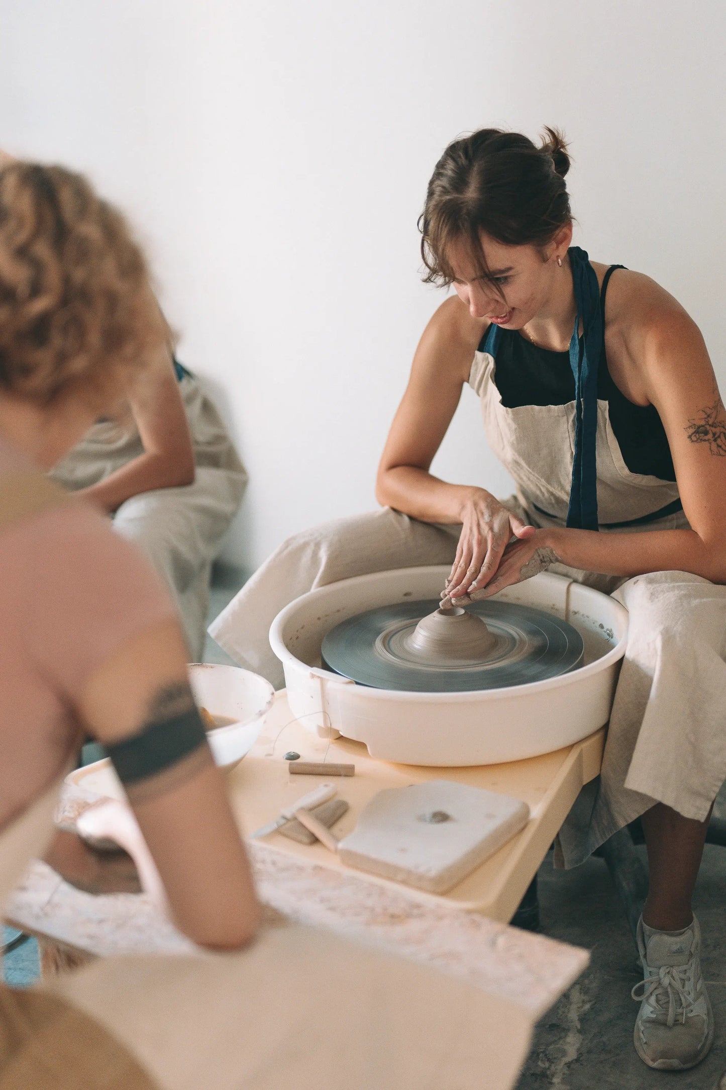 Uczestniczki warsztatu garncarskiego toczące naczynia na kole w Zakwas Studio - warsztat garncarski Koło na start