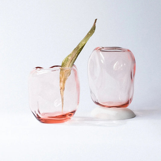 Kompozycja dwóch wazonów Ganna Glass w kolorze różowo na jasnym tle - unikatowe szkło artystyczne