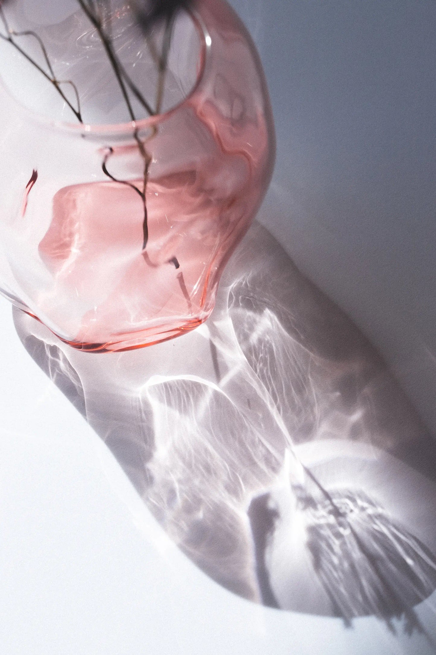 Wazon szklany Ganna Glass w pudrowym różu prezentowany z gałązką - ręcznie wykonane szkło