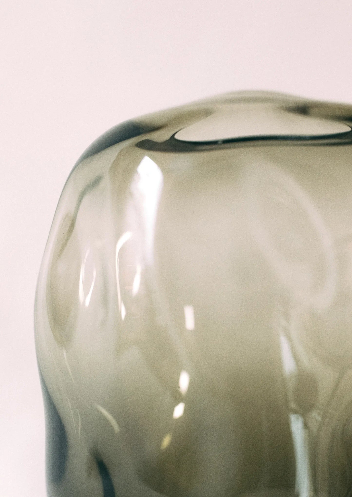 Artystyczny szklany wazon Ganna Glass w odcieniu szmaragdowej zieleni - unikalny design