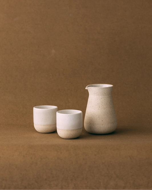 Zestaw kawowy ceramiczny w kolorze beżowym - aranżacja dwie czarki i serwer