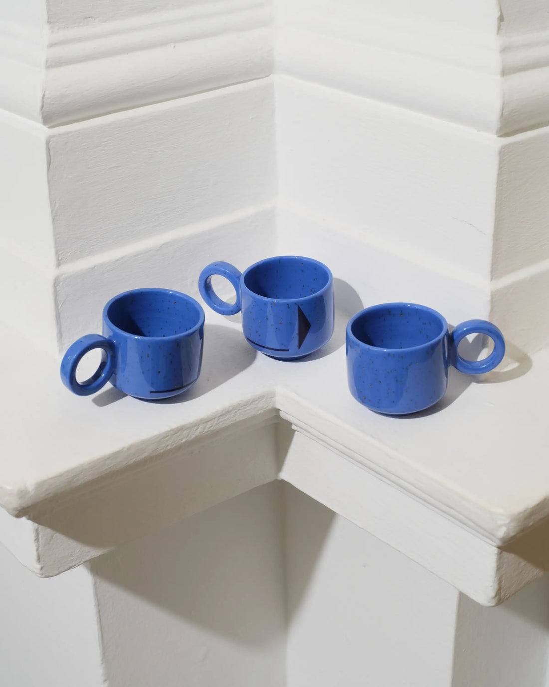 Porcelanowe filiżanki dla Zachęty, czyli ceramiczny merch narodowej galerii sztuki