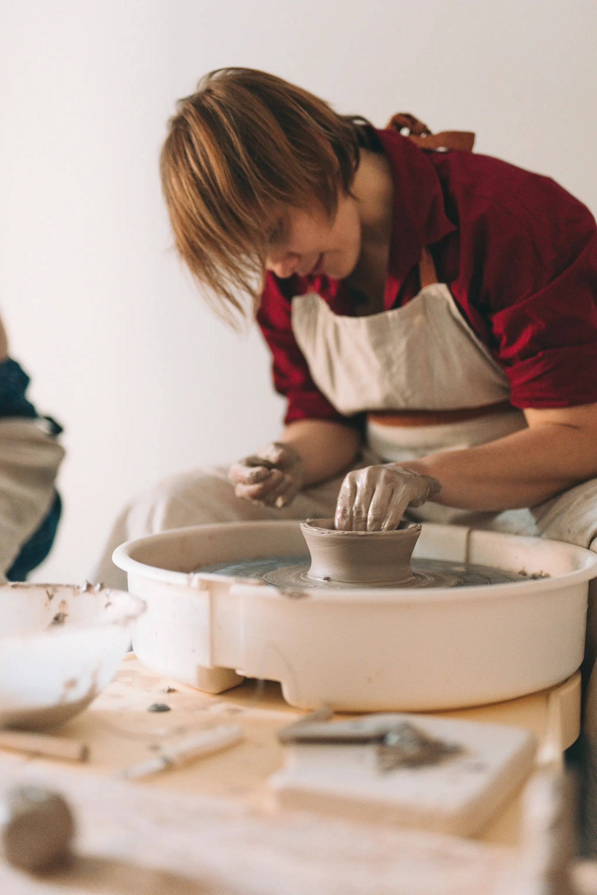 Dziewczyna pracująca na kole garncarskim