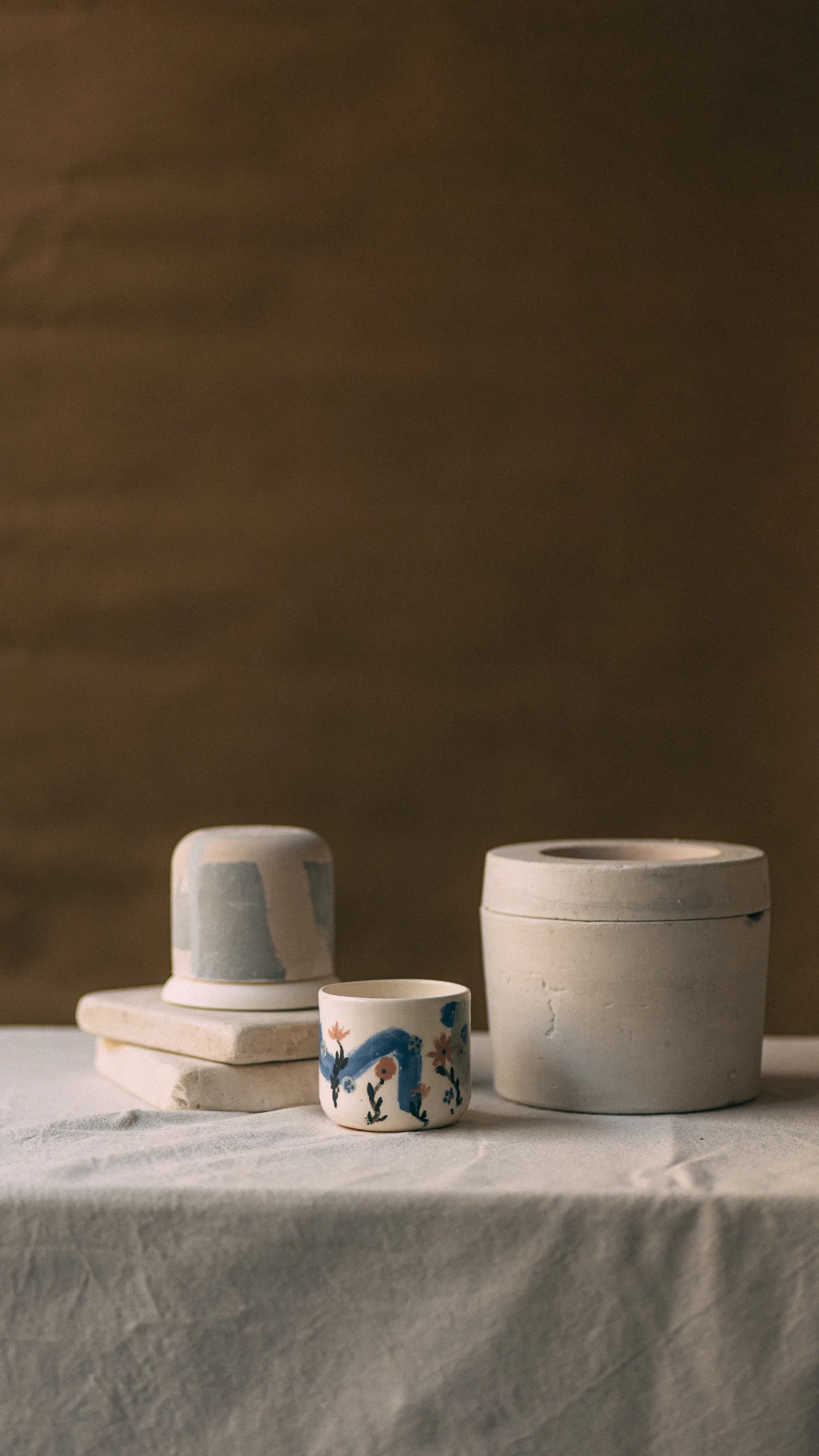 Ręcznie robione ceramiczne wyroby Zakwas Studio - teksturowane naczynia i kubek z ręcznie malowanymi niebieskimi motywami roślinnymi - warsztat odlewania porcelany