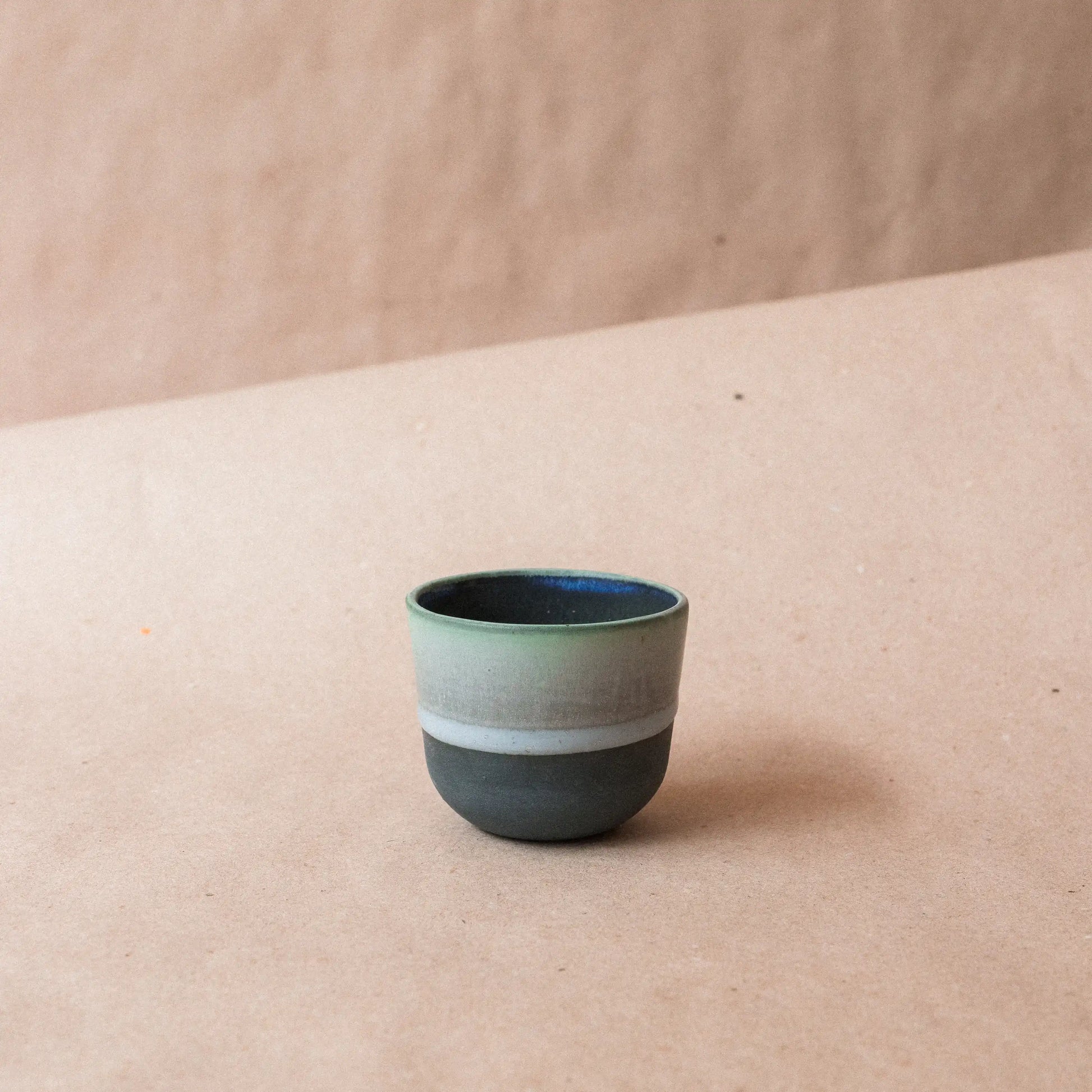 Czarka ceramiczna FIGA 100ml w kolorze grafitowym na jasnym tle