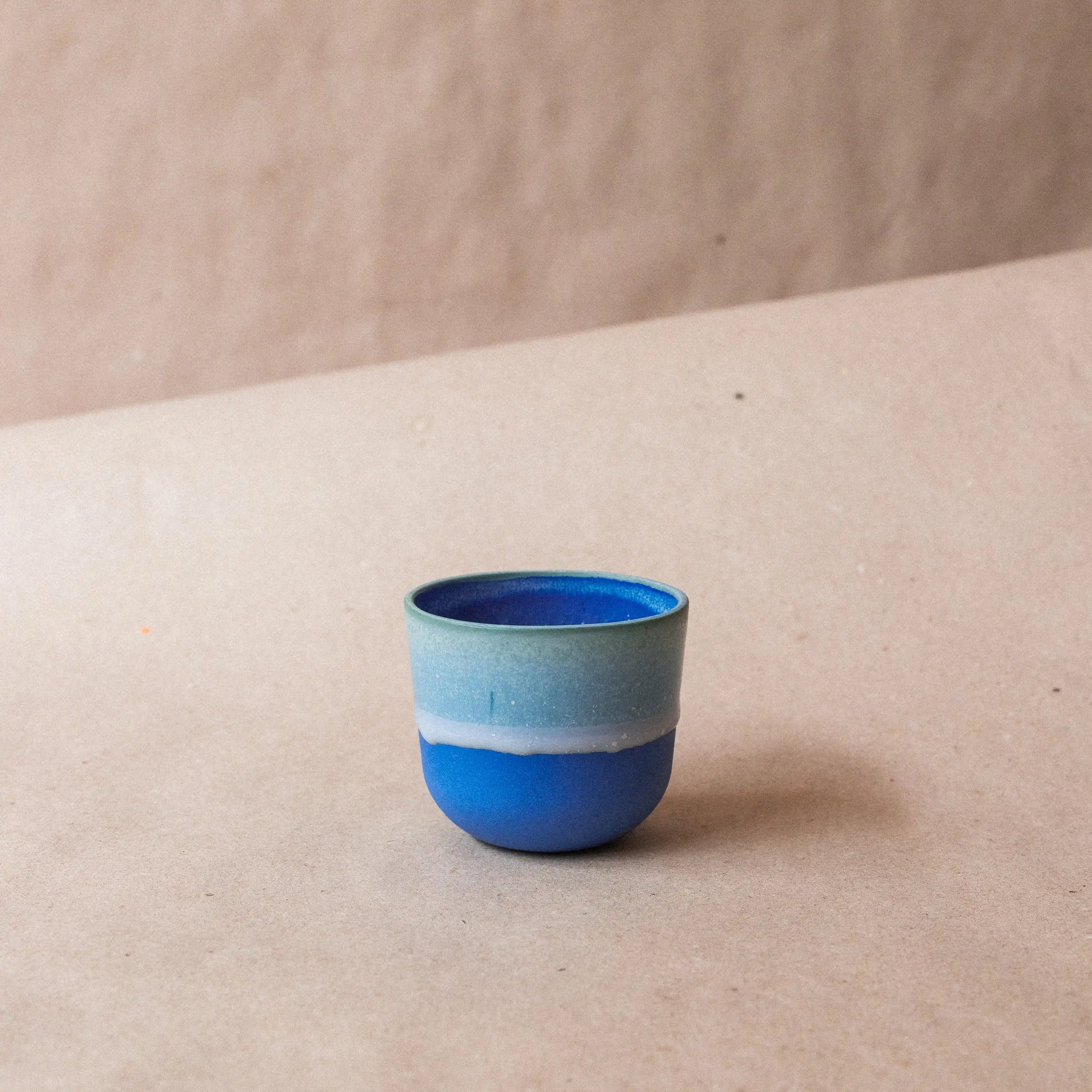 Czarka ceramiczna FIGA 100ml w kolorze niebieskim na jasnym tle