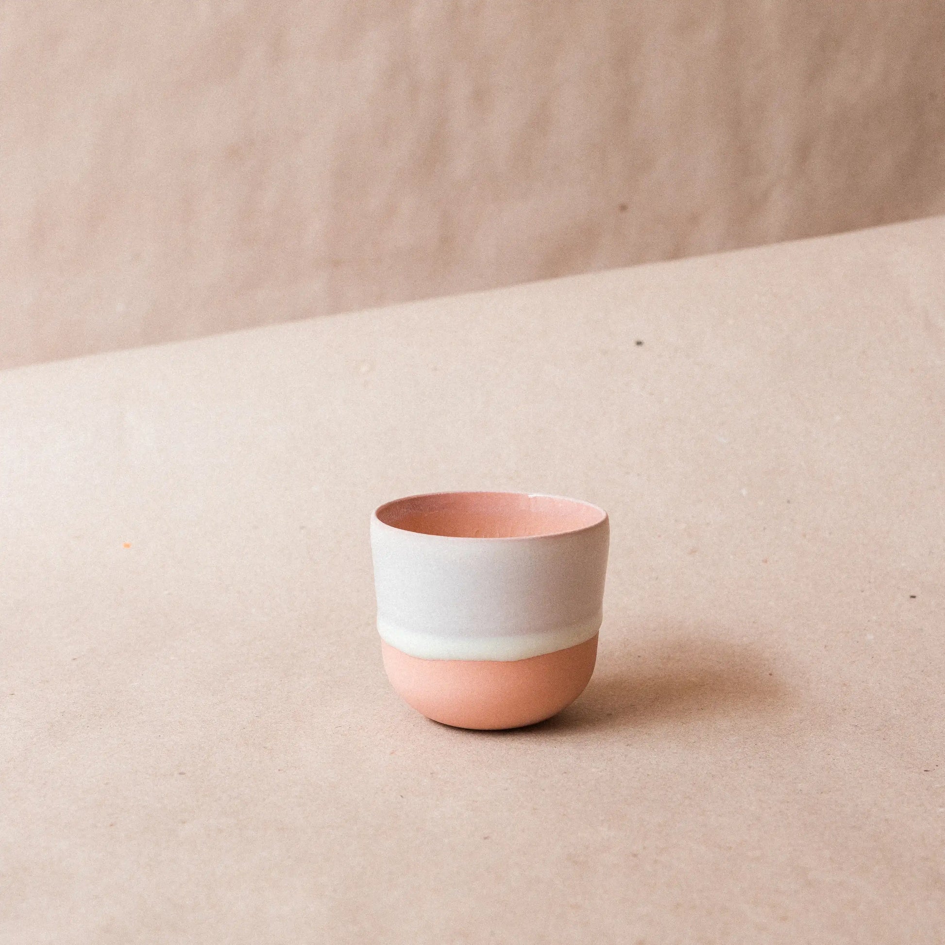 Czarka ceramiczna FIGA 100ml w kolorze różowym na jasnym tle