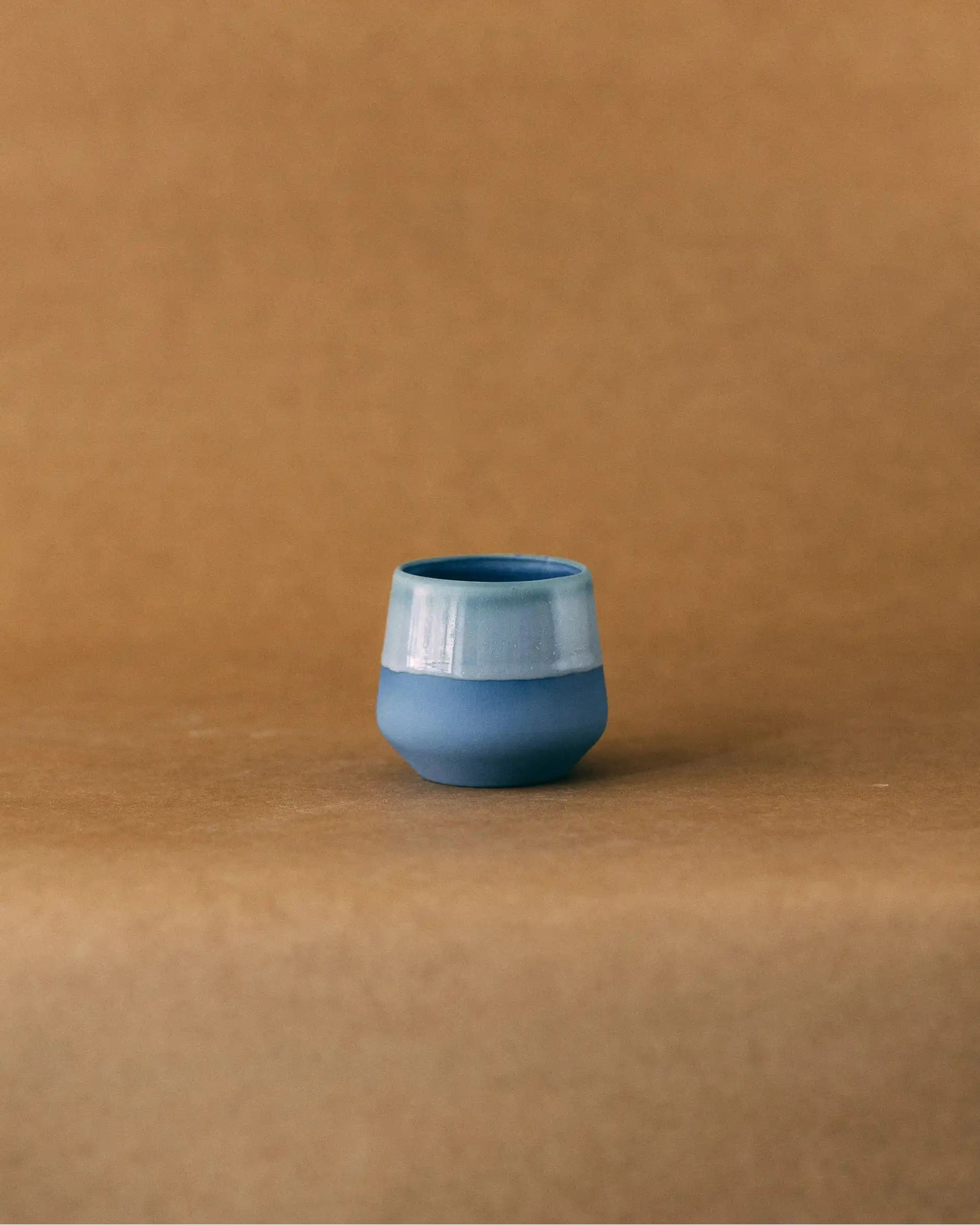 Czarka ceramiczna FIGA 250ml w kolorze niebieskim na jasno brązowym tle