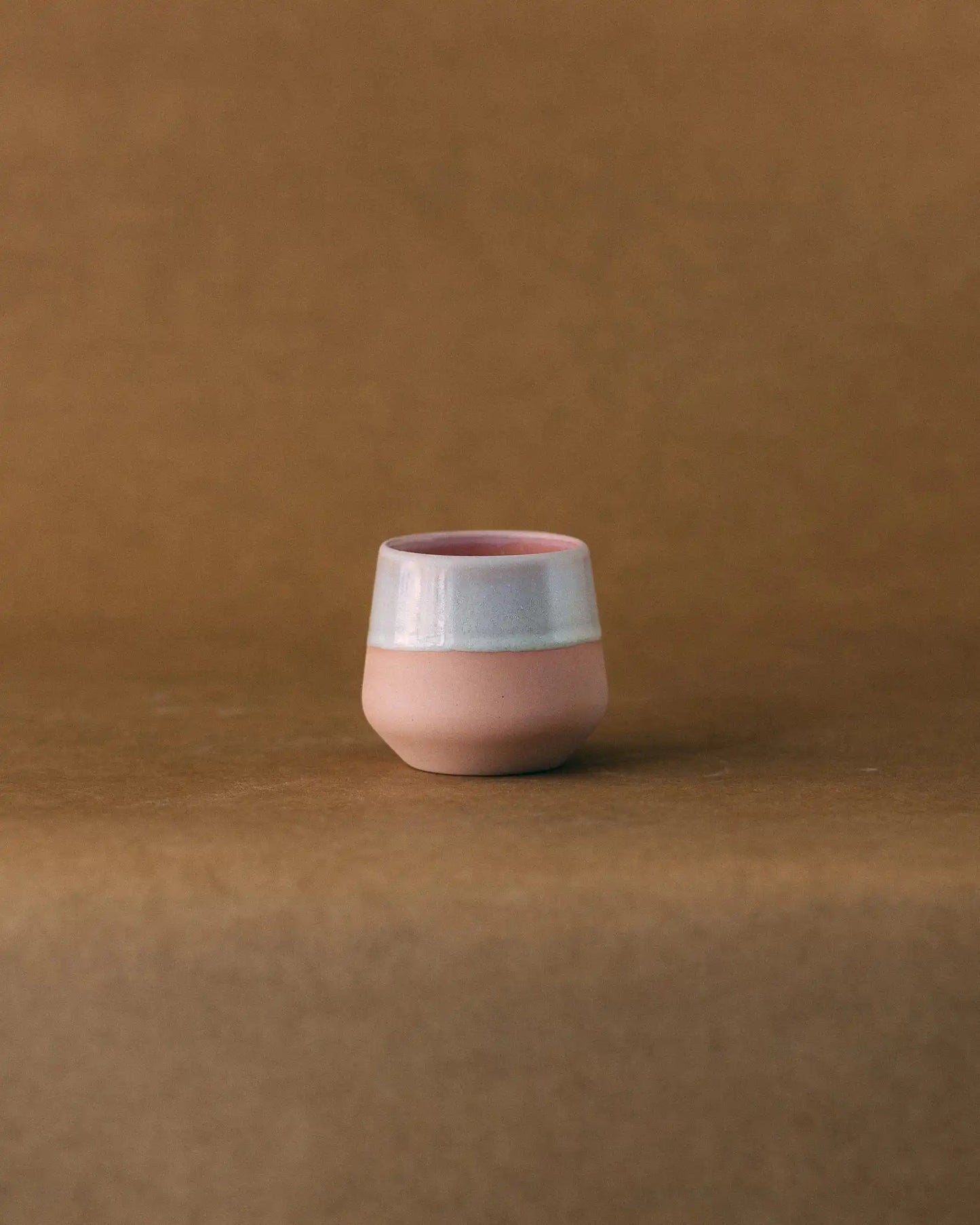 Czarka ceramiczna FIGA 250ml w kolorze różowym na jasno brązowym tle