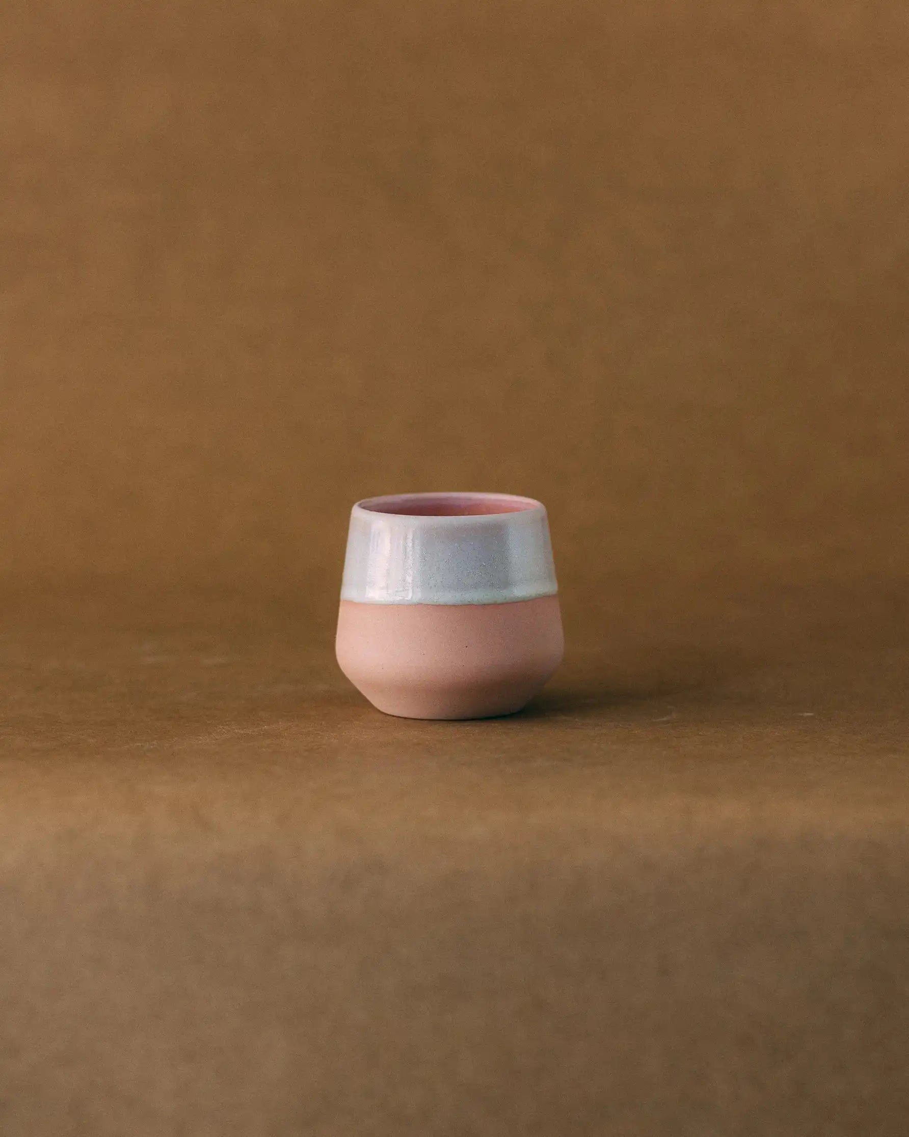 Czarka ceramiczna FIGA 250ml w kolorze różowym na jasno brązowym tle