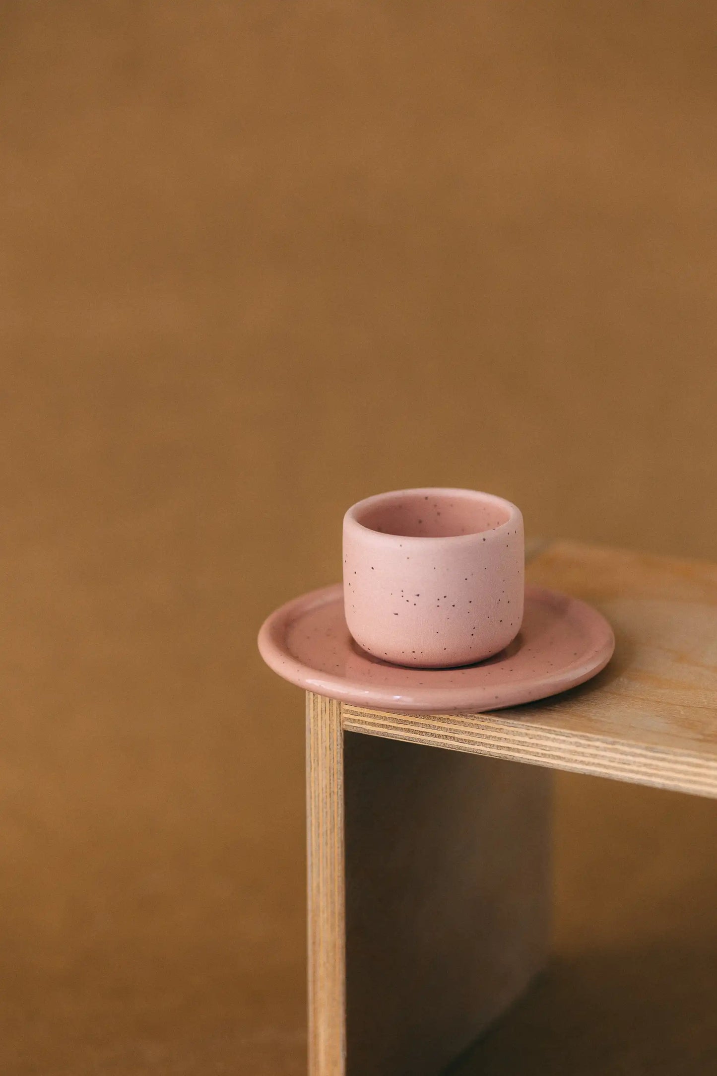 Czarka ceramiczna PopUp z podstawką w kolorze różowym na jasno brązowym tle