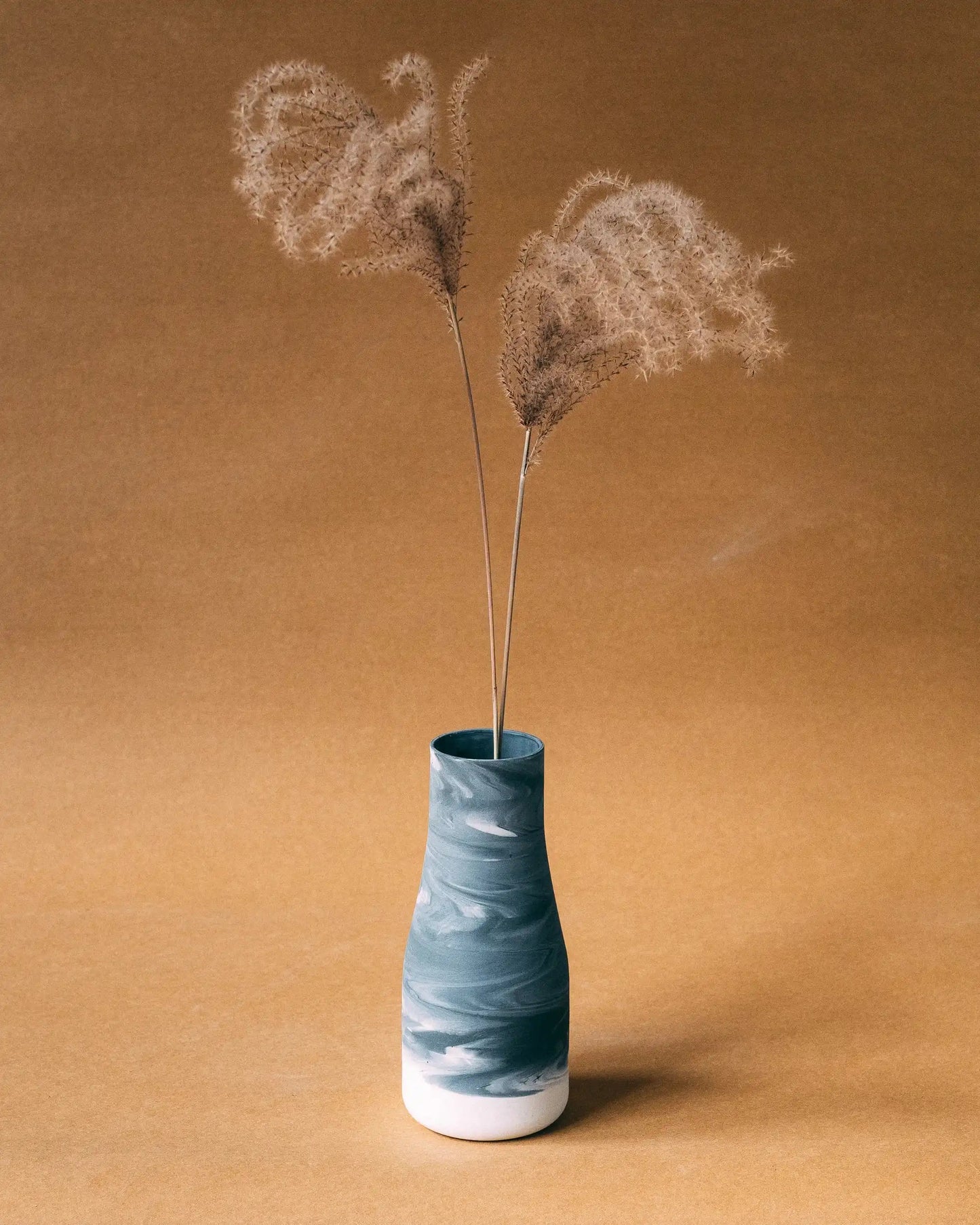 Karafka ceramiczna TAP w kolorze biało-grafitowym z gałązką ozdobnej trawy w środku