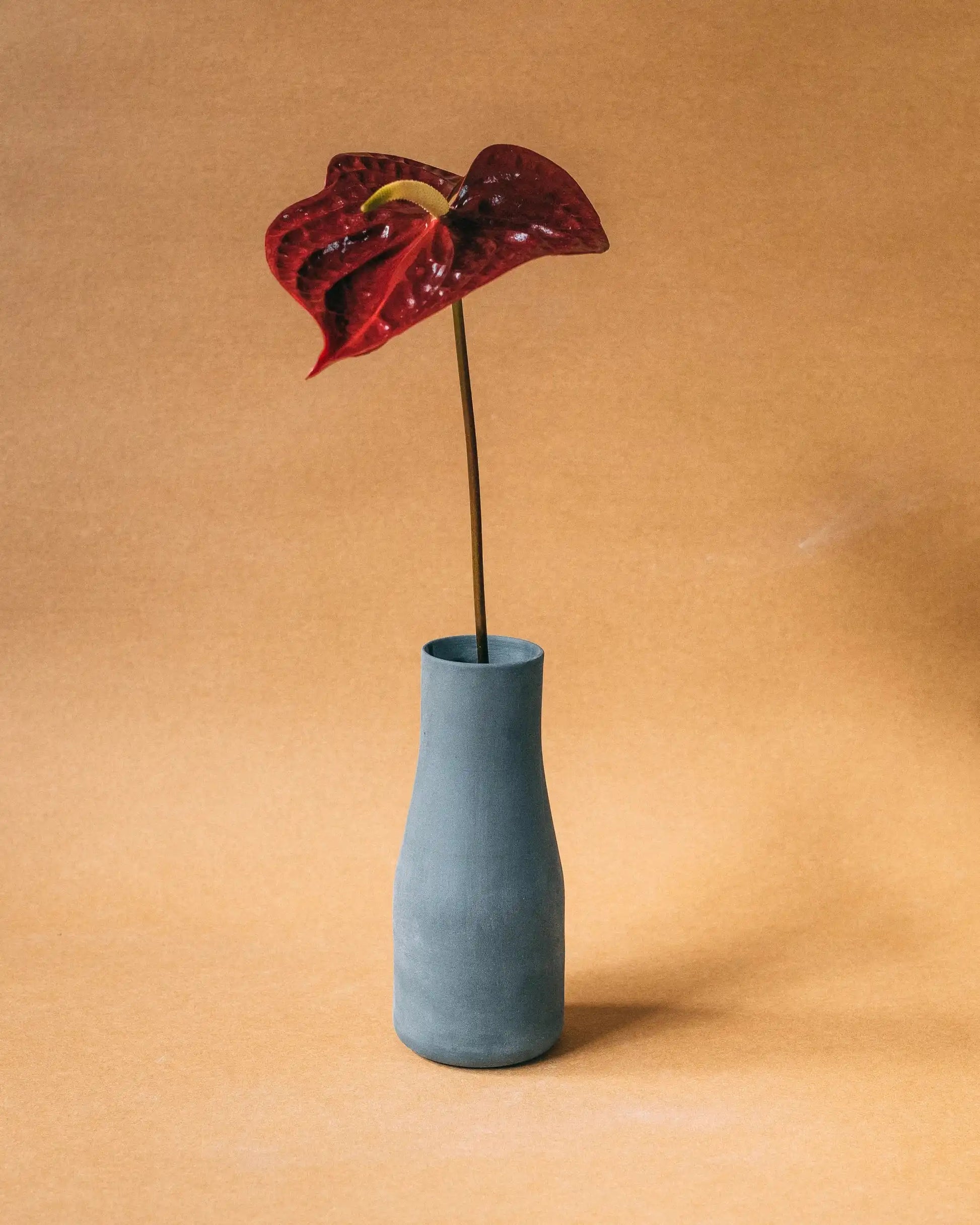 Karafka ceramiczna TAP w kolorze grafitowym z czerwonym kwiatem w środku