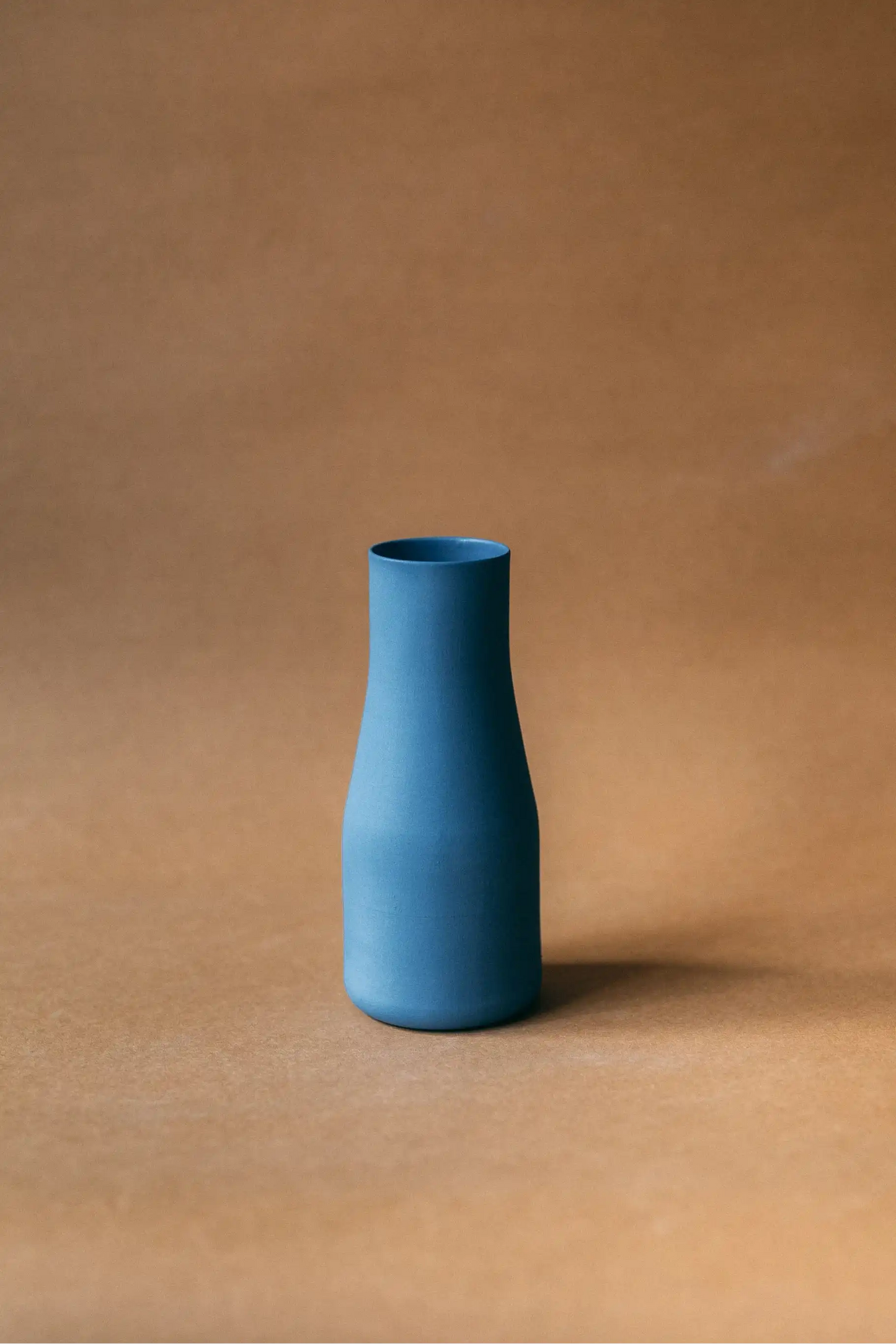 Karafka ceramiczna TAP w kolorze niebieskim