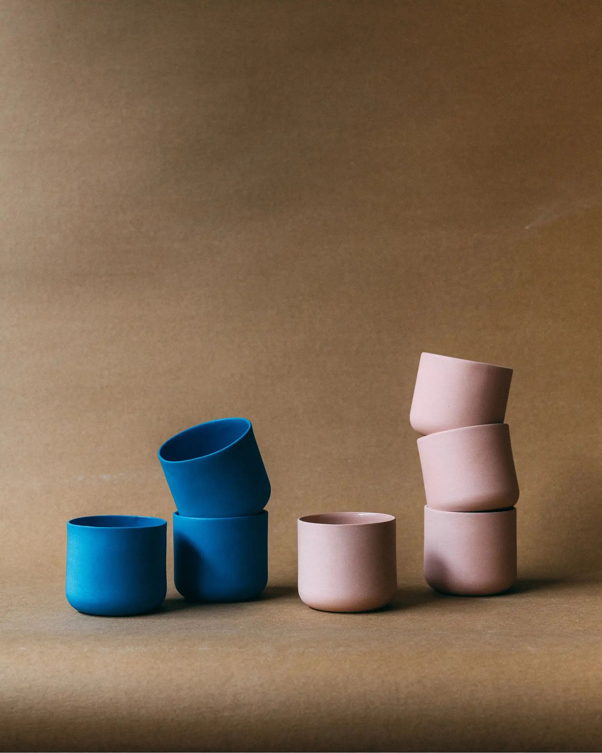 Kubki ceramiczne TAP w kolorze niebieskim i różowym