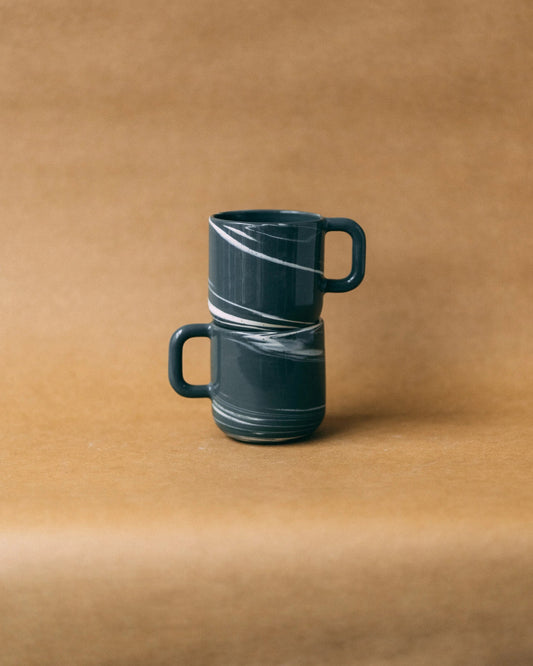 Dwa kubki ceramiczne z uchem Smog, ustawione jeden na drugim, z uchami zwróconymi w odwrotne strony - widok z boku