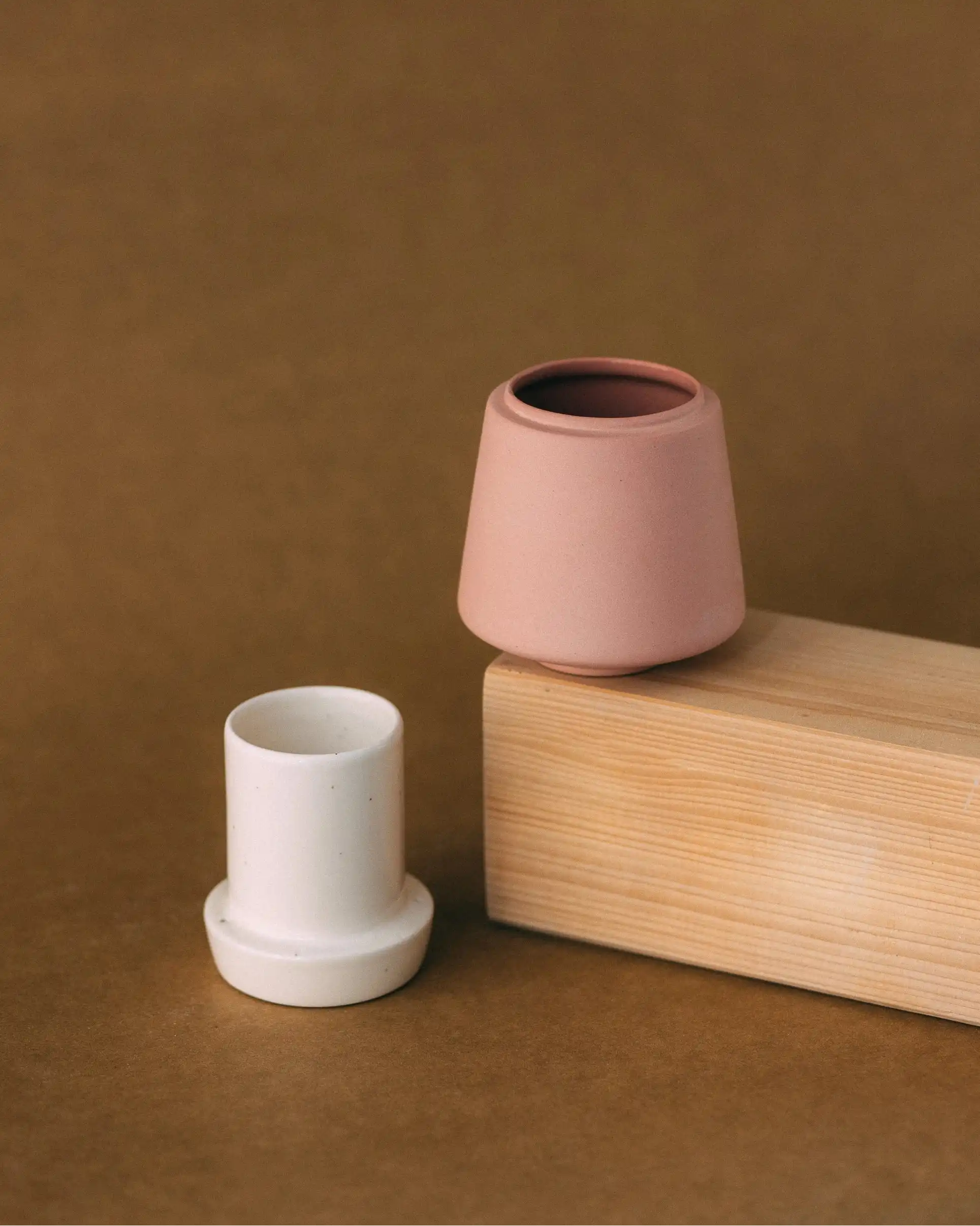 Maselniczka wodna ceramiczna MUFKA w kolorze różowym z białą pokrywką