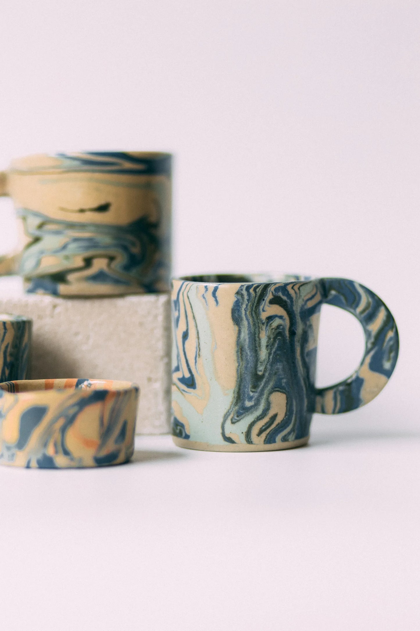 Bliżenie na jeden z kubków z uchem wykonany z połączenia mas barwionych