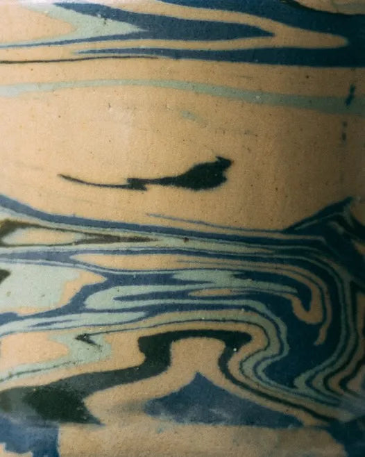 Wypełniające cały kadr zbliżenie na organiczny wzór powstały przy zmieszaniu ze sobą niebieskiej, grafitowej, beżowej i miętowej gliny.