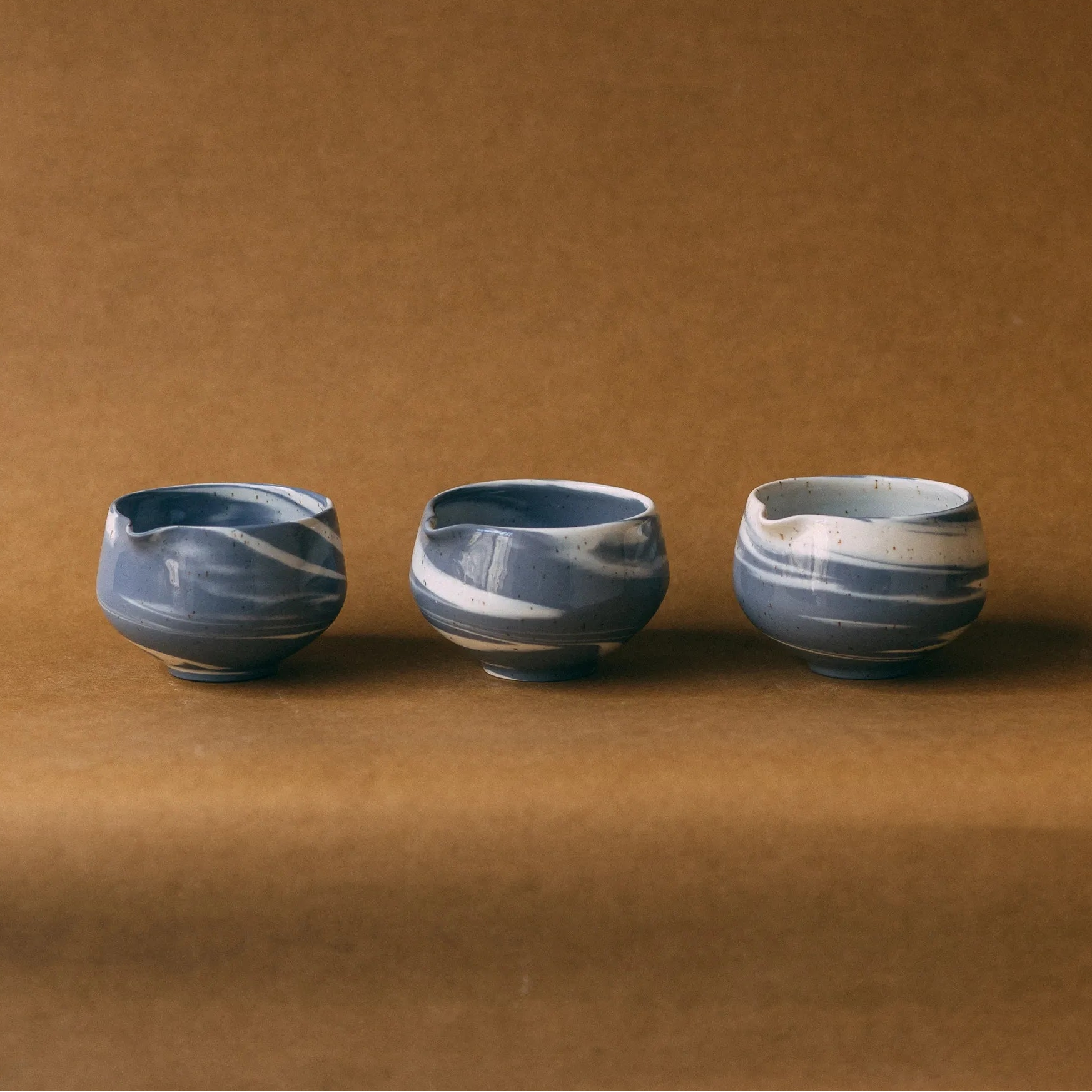 Trzy miseczki z dziubkiem, szaro-fioletowe z białymi smugami