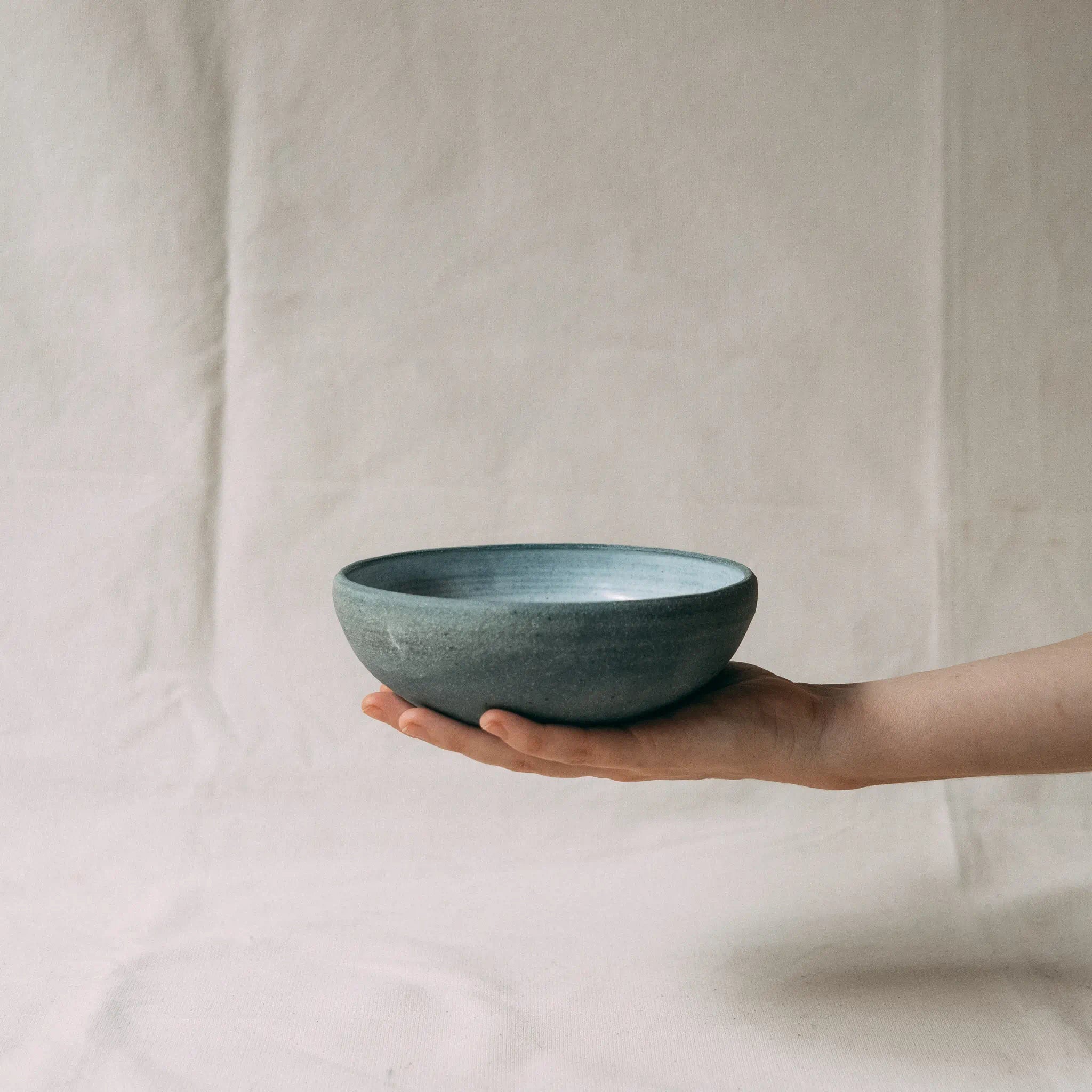Ręcznie toczona miska ceramiczna w kolorze grafitowym  na jasnym tle Zakwas Studio