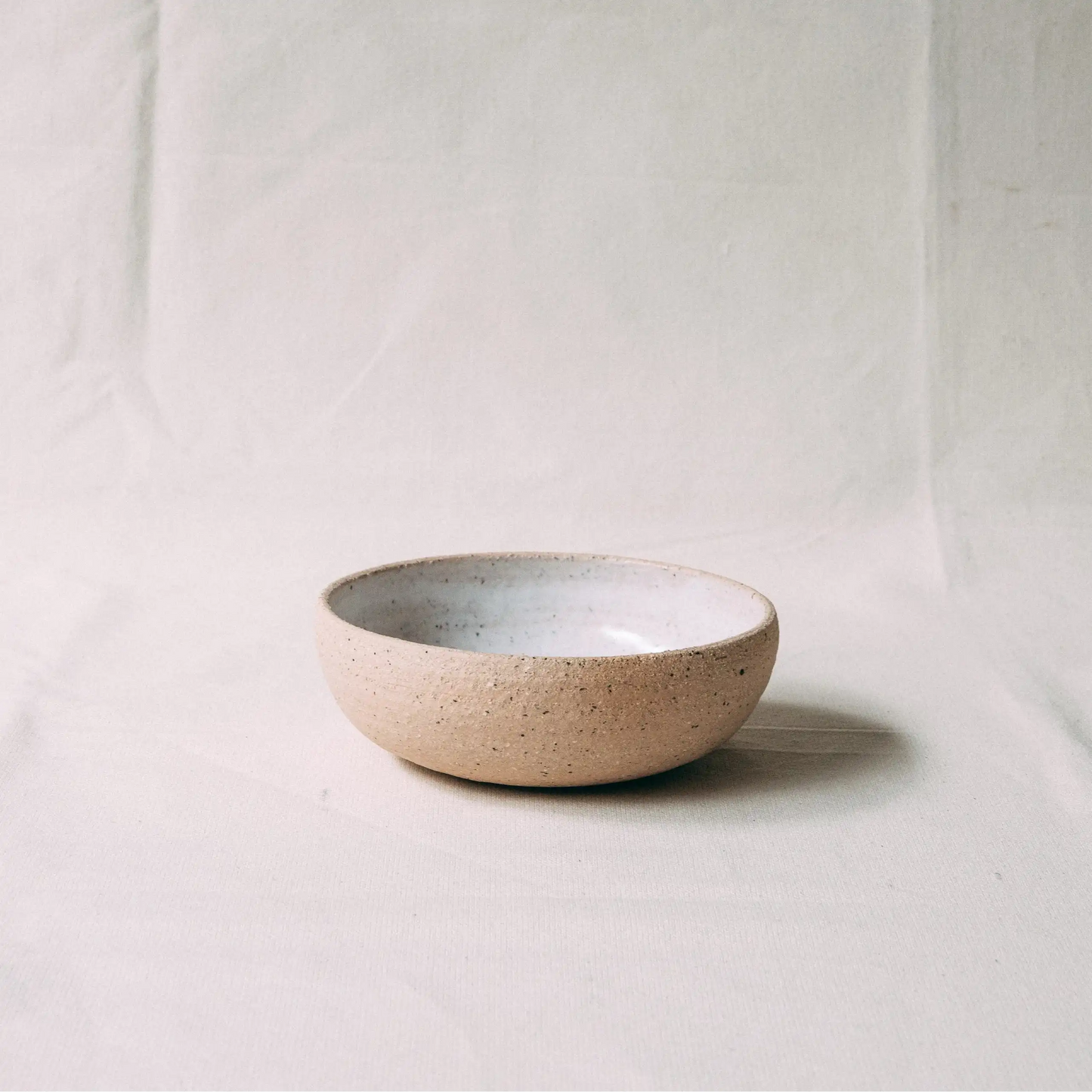 Ceramiczna miska w kolorze beżowym z matowym wykończeniem