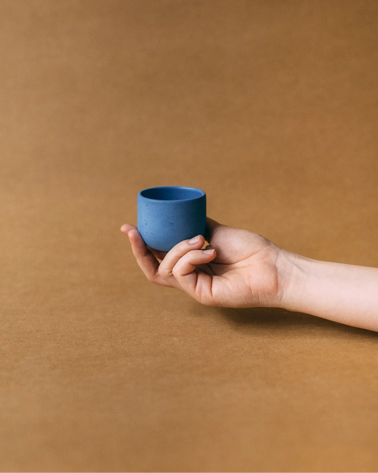 Dłoń prezentująca czarkę ceramiczną PopUp 80ml w kolorze niebieskim
