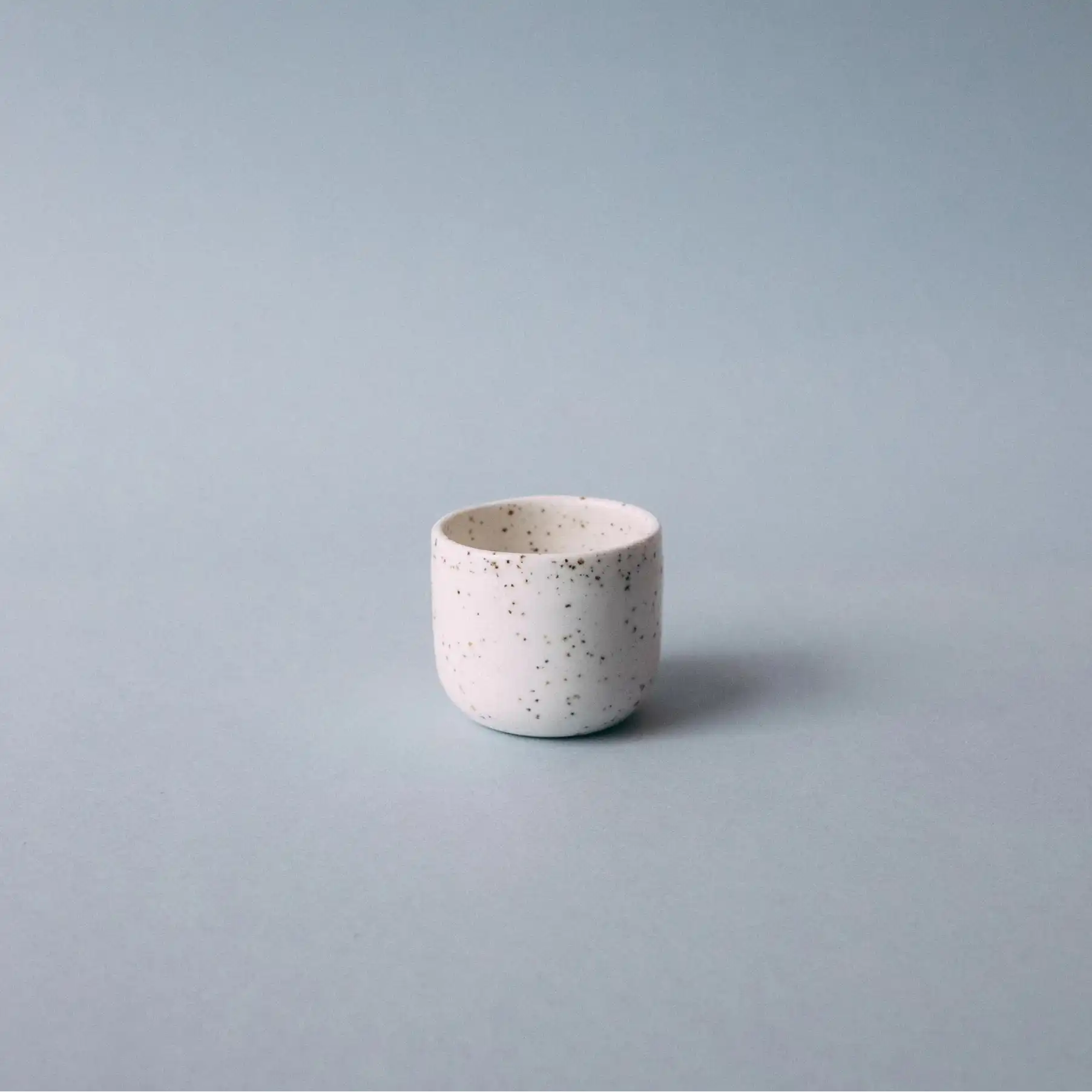 Czarka ceramiczna PopUp 80ml w kolorze białym