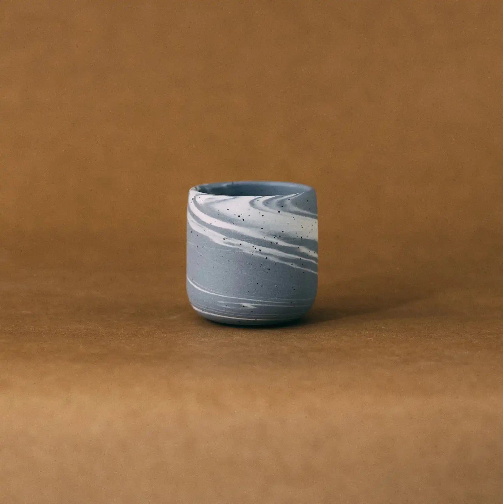 Czarka ceramiczna PopUp BRZASK w marmurkowym kolorze szaro-białym