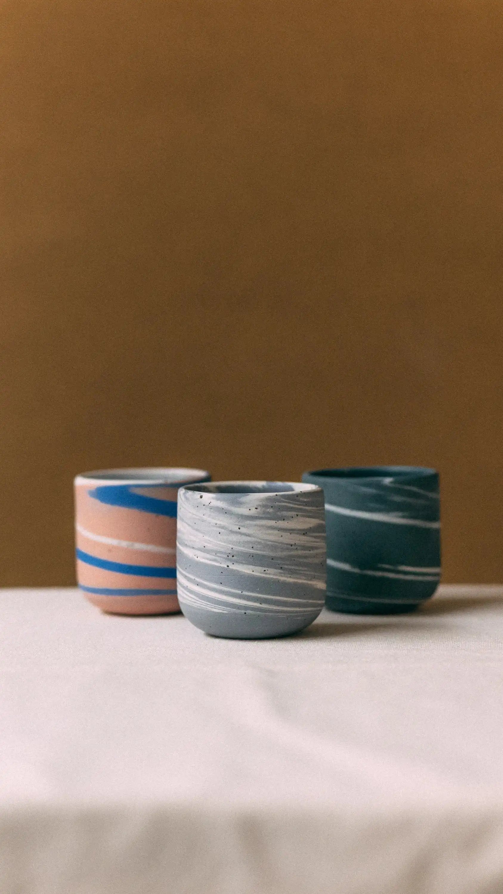 Czarki ceramiczne PopUp w marmurkowych wariantach kolorystycznych -  zbliżenie