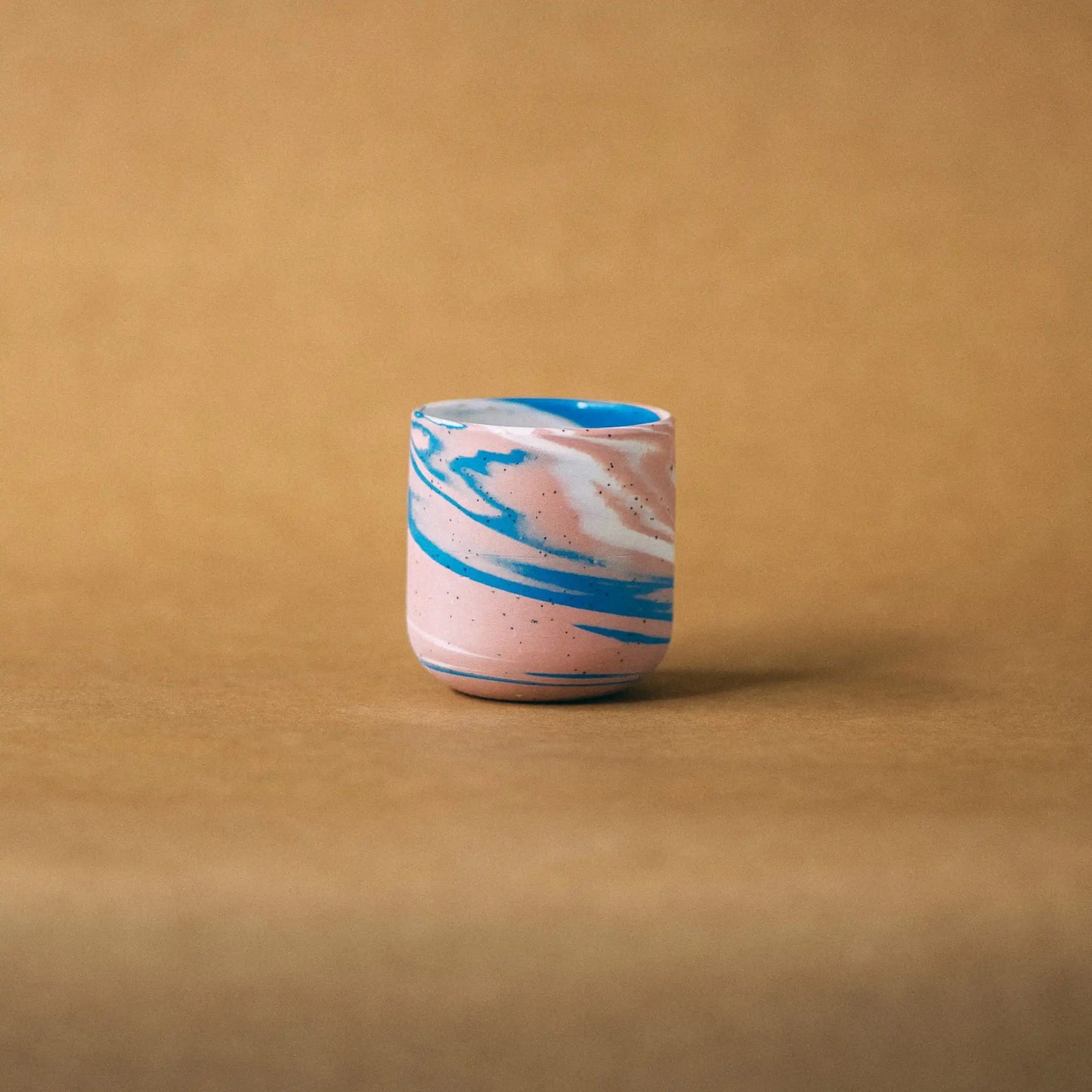 Ceramiczny różowym kubek z wzorem marmurkowym w kolorze niebieskim i białym
