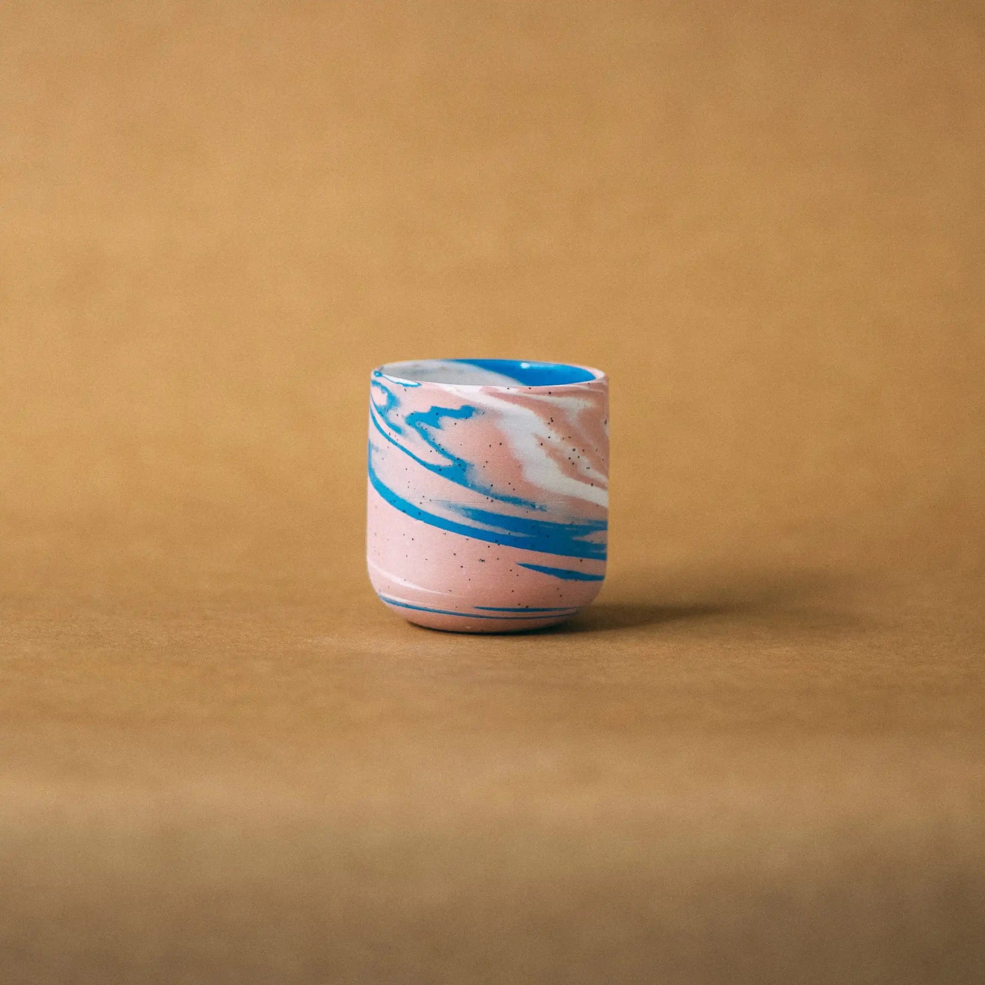 Ceramiczny różowym kubek z wzorem marmurkowym w kolorze niebieskim i białym