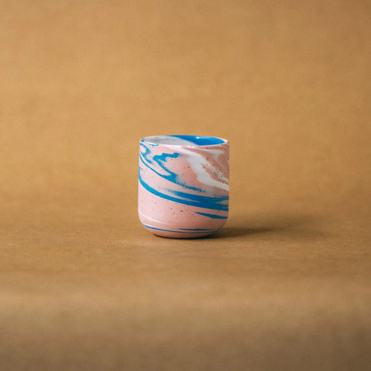 Ceramiczny różowym kubek z wzorem marmurkowym w kolorze niebieskim i białym