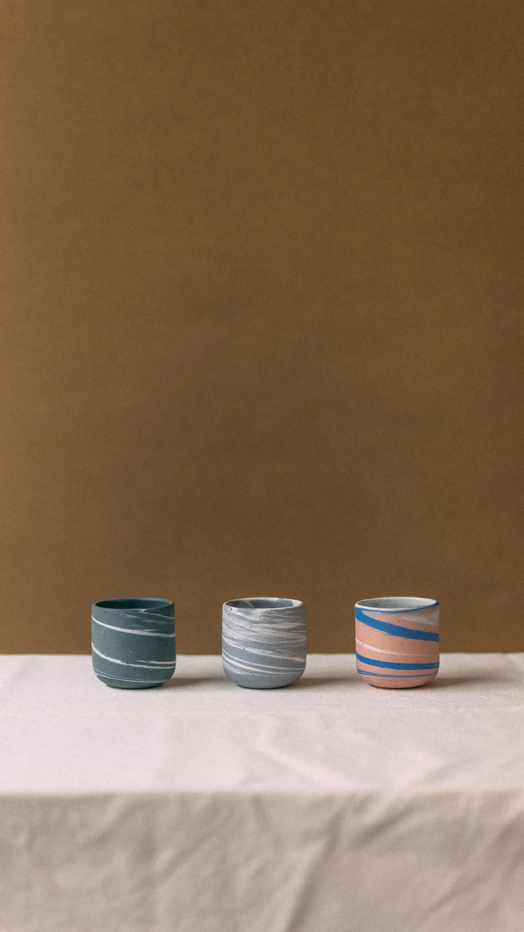 Czarki ceramiczne PopUp w marmurkowych wariantach kolorystycznych - ustawione w rzędzie