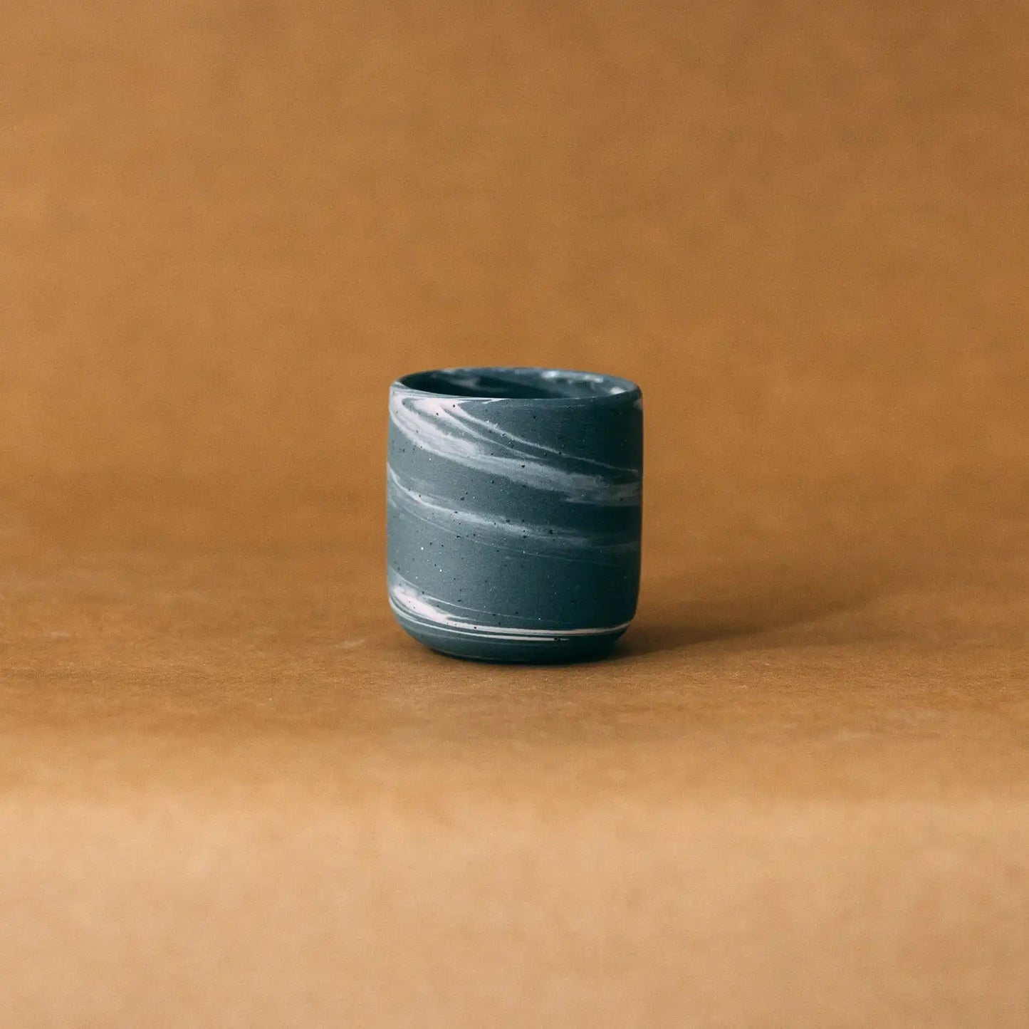 Czarka ceramiczna PopUp SMOG w marmurkowym kolorze grafitowo-białym