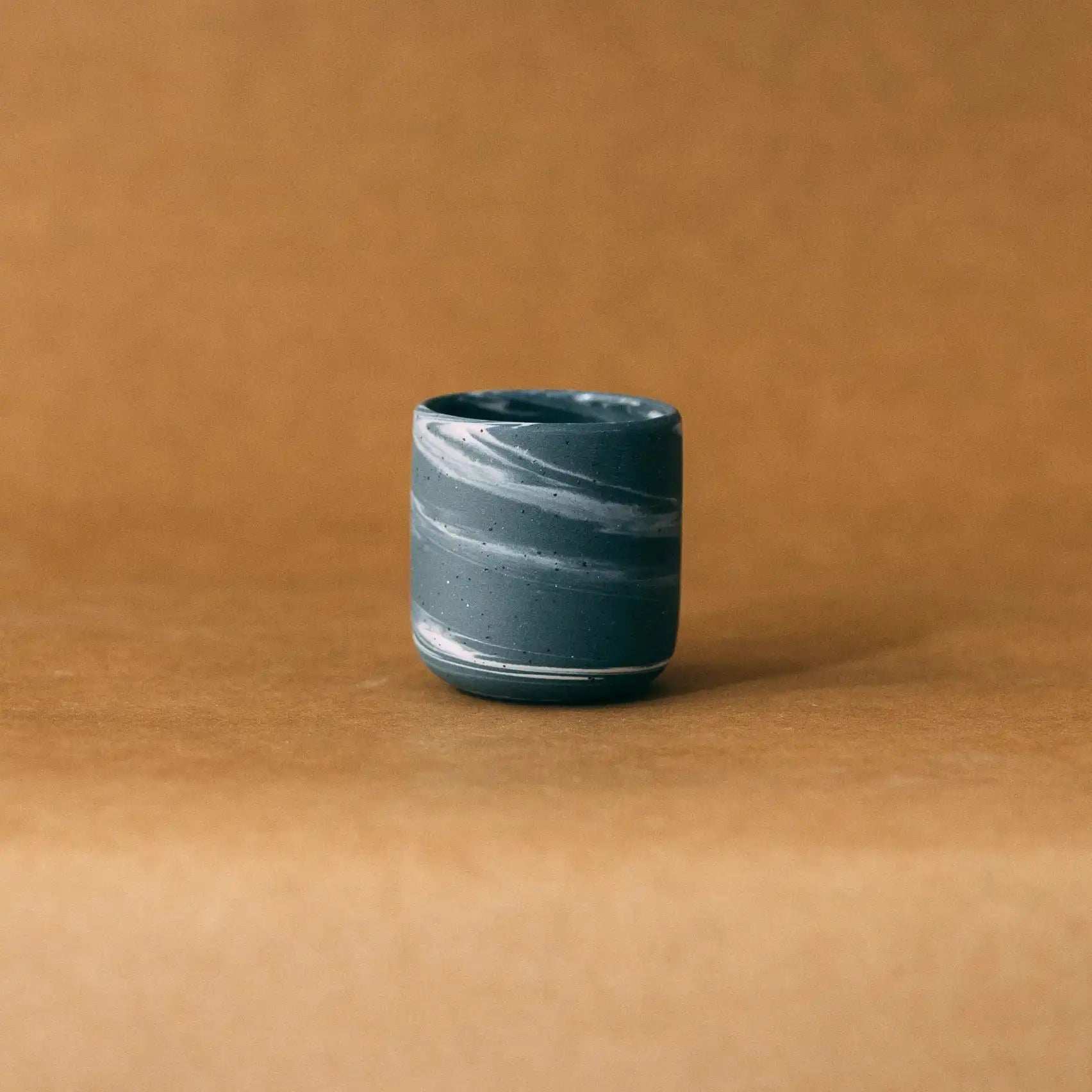 Czarka ceramiczna PopUp SMOG w marmurkowym kolorze grafitowo-białym