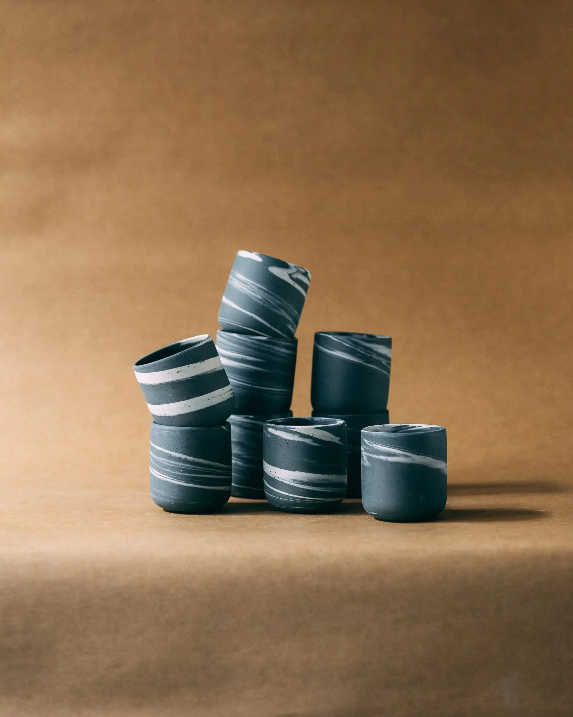 Kompozycja czarek ceramicznych PopUp SMOG w marmurkowym kolorze grafitowo-białym