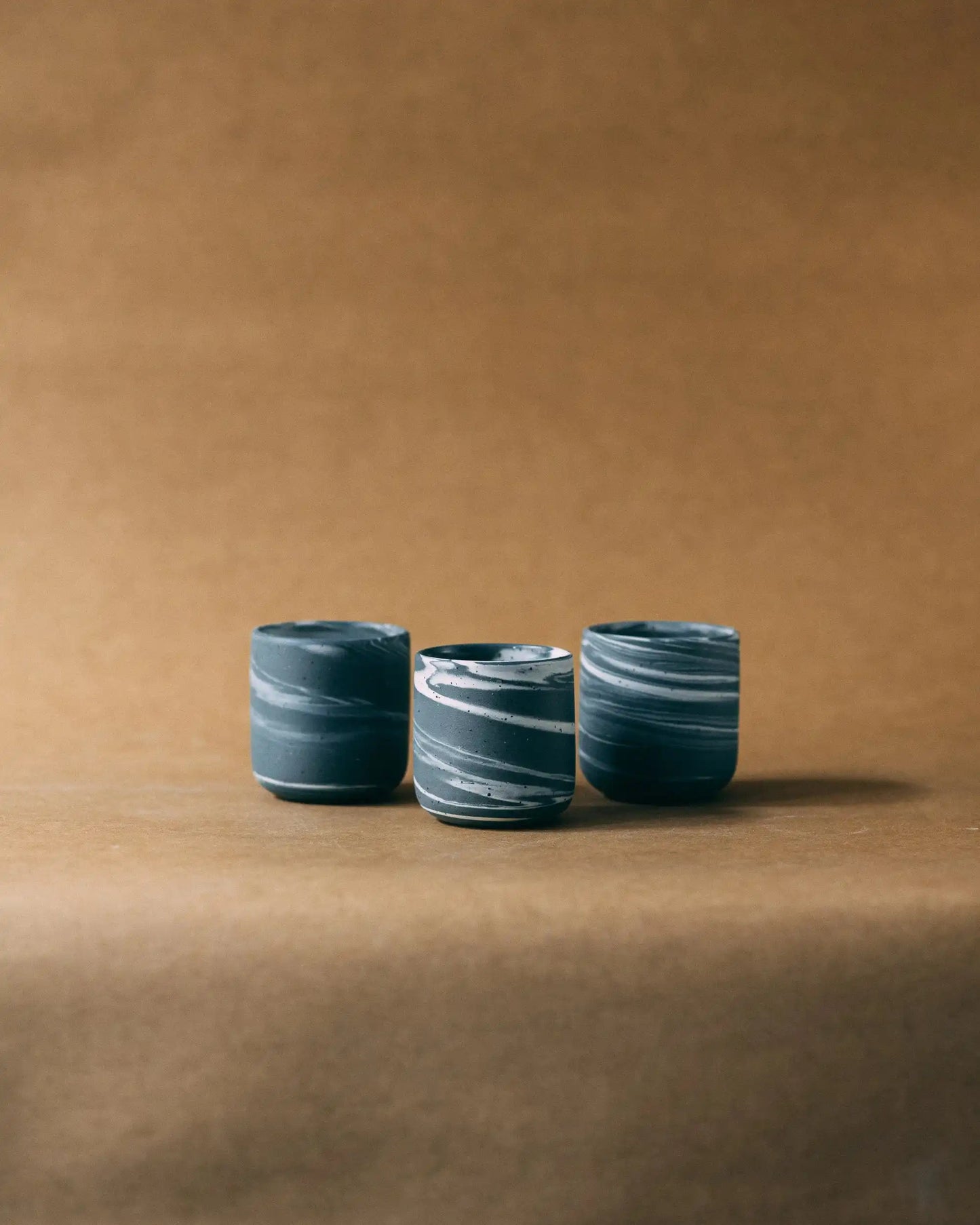 Trzy czarki ceramiczne PopUp SMOG w marmurkowym kolorze grafitowo-białym