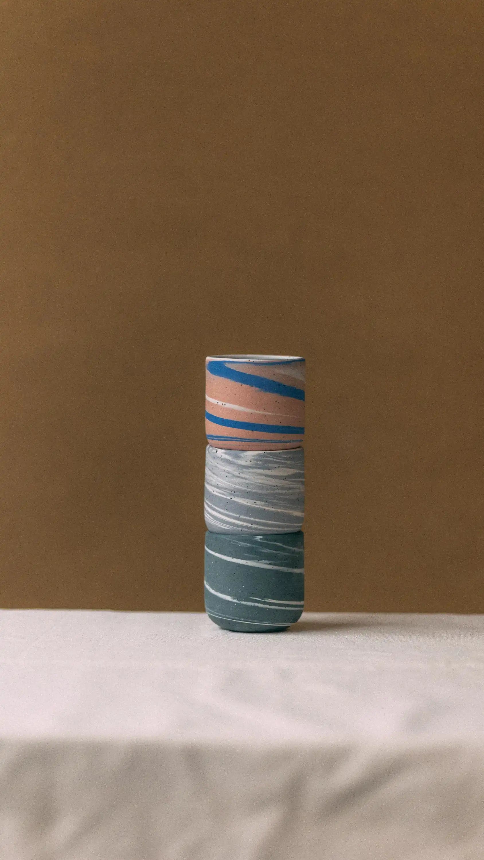 Czarki ceramiczne PopUp w marmurkowych wariantach kolorystycznych - ustawione jedna na drugiej