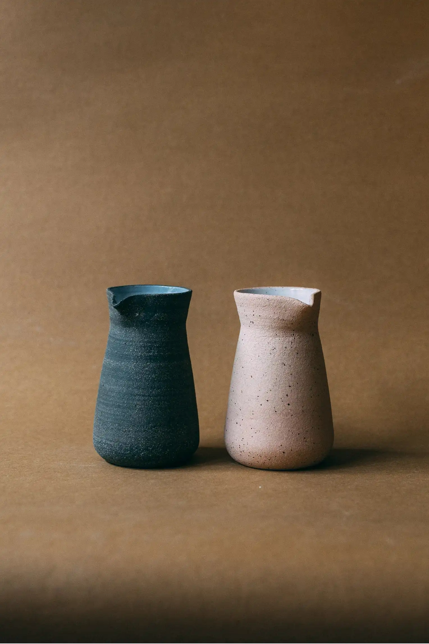 Serwer kawowy ceramiczny w dwóch wariantach kolorystycznych - grafitowy i biały