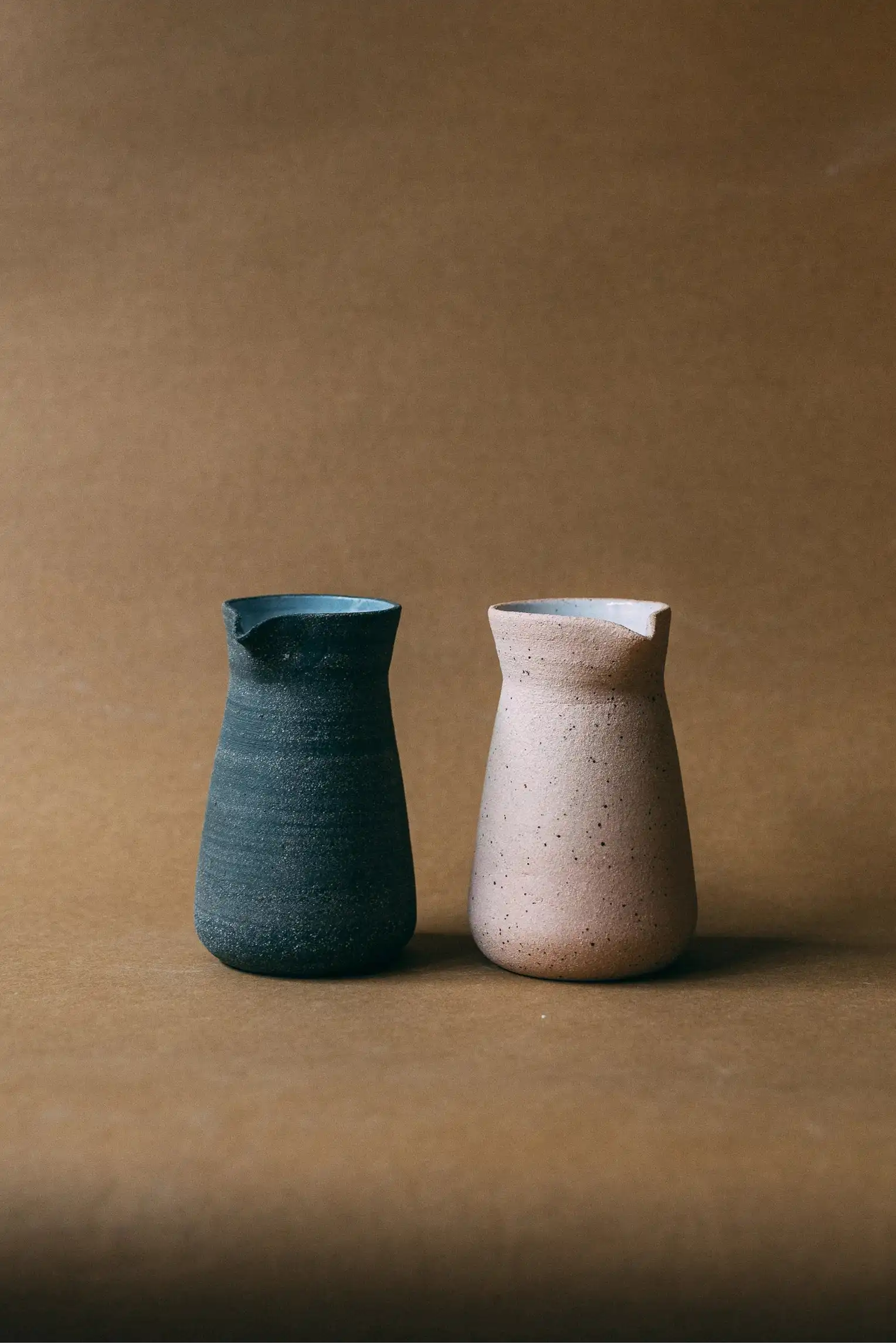 Serwer kawowy ceramiczny w dwóch wariantach kolorystycznych - grafitowy i biały