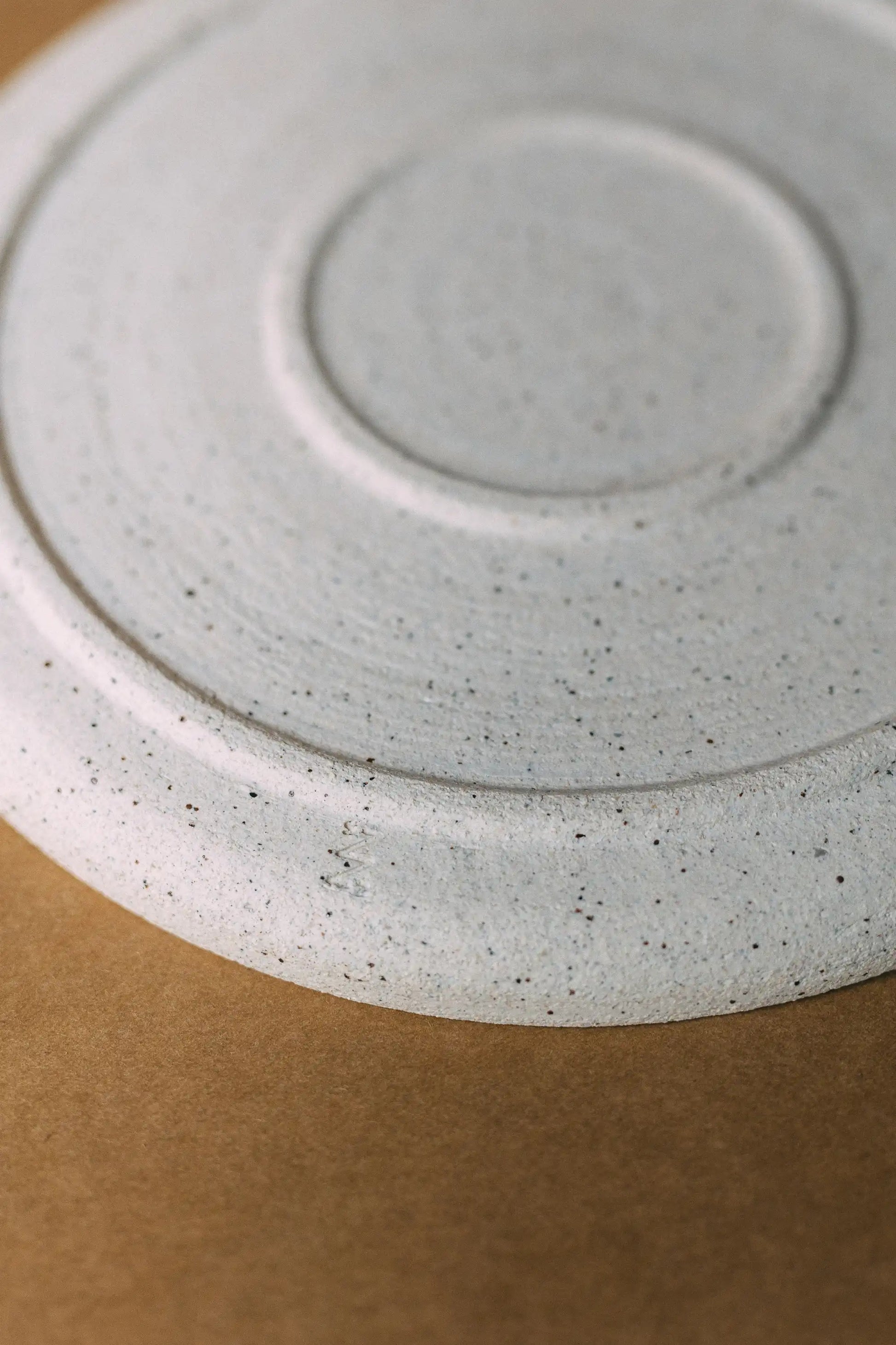 Talerz obiadowy ceramiczny w kolorze beżowym - tylna część 