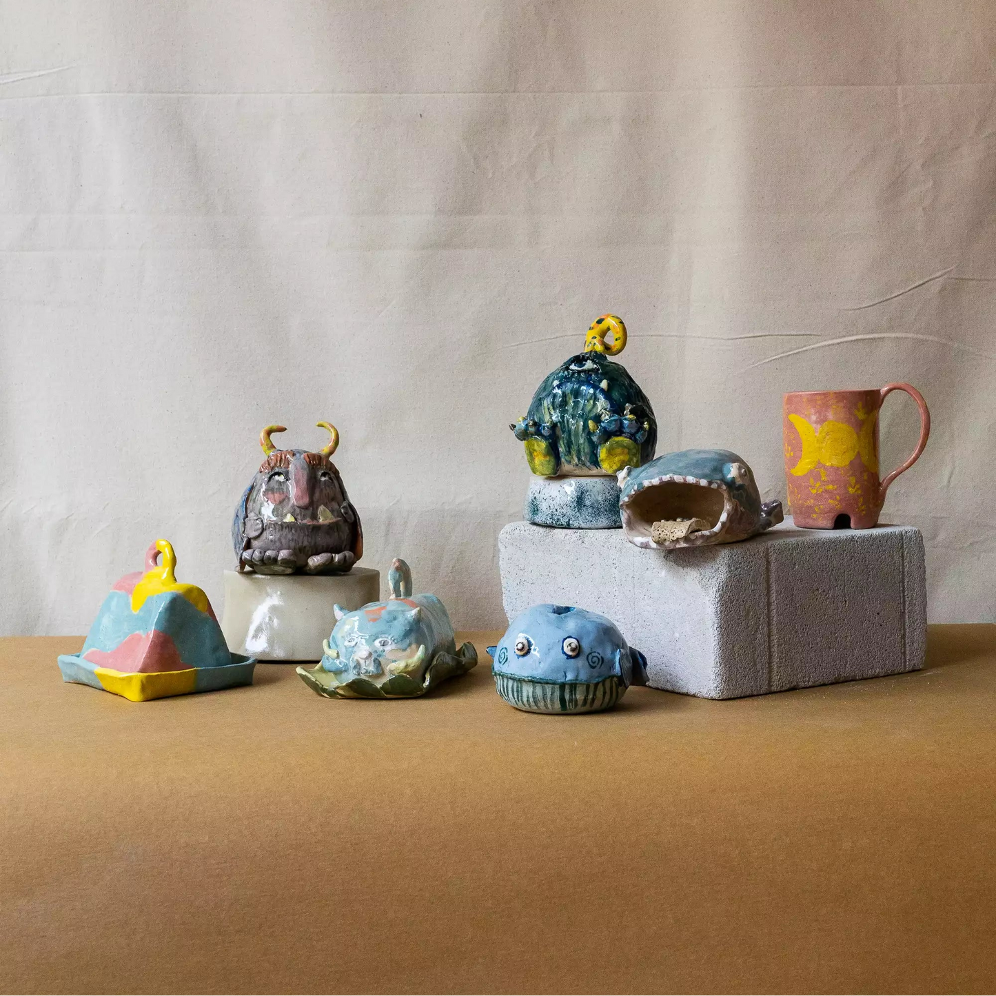 Zbiór kilku kolorowych, ceramicznych figurek wykonanych przez dzieci